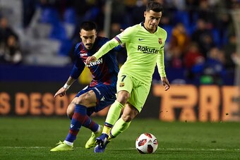 VALENCIA, SPAIN - JANUARY 10: Erick Cabaco of Levante UD competes for the ball with Philippe Coutinho of FC Barcelona during the Copa del Rey Round of 16 first leg match between Levante UD and FC Barcelona at Ciutat de Valencia on January 10, 2019 in Vale