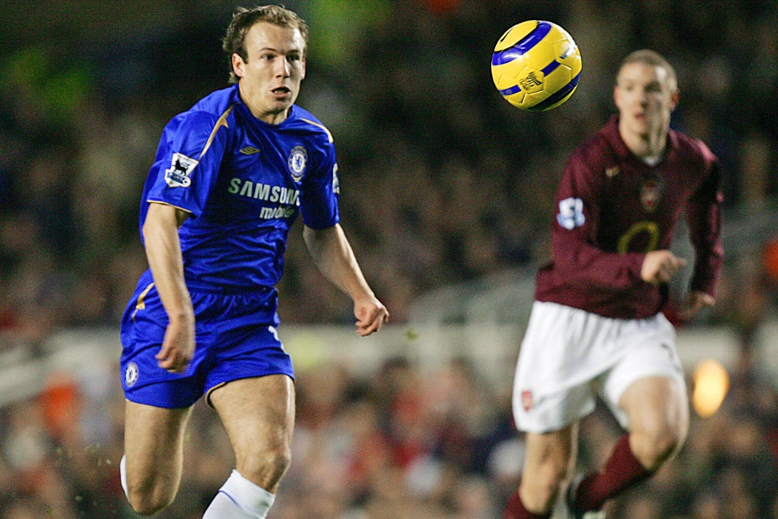 London, UNITED KINGDOM: Arjen Robben (L) of Chelsea is chased by Philippe Senderos (R) of Arsenal during a premiership match at Highbury in north London, 18 December 2005. AFP PHOTO / ADRIAN DENNIS Mobile and website use of domestic English football pi London, UNITED KINGDOM: Arjen Robben (L) of Chelsea is chased by Philippe Senderos (R) of Arsenal during a premiership match at Highbury in north London, 18 December 2005. AFP PHOTO / ADRIAN DENNIS Mobile and website use of domestic English football pi