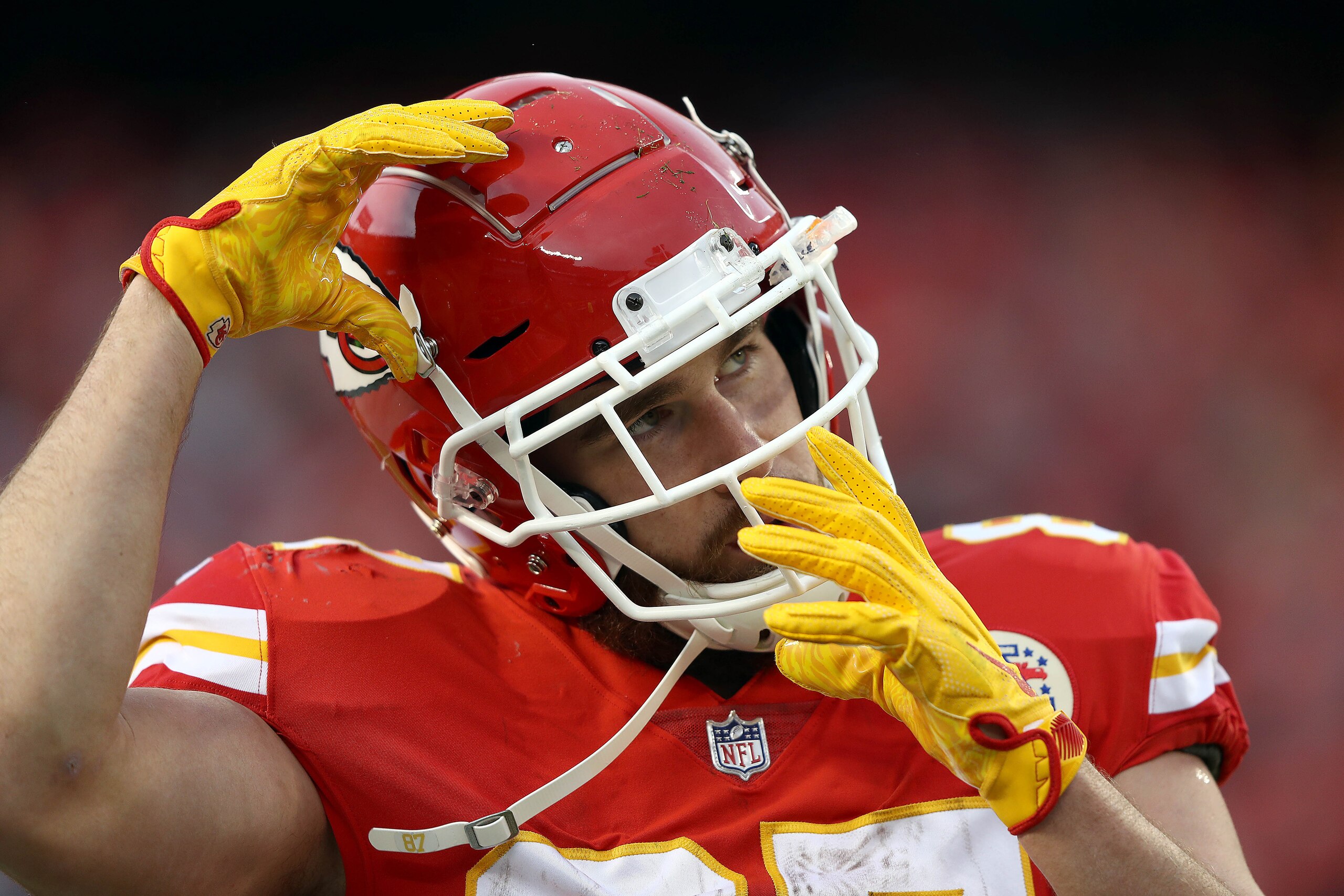 KANSAS CITY, MISSOURI - DECEMBER 30:  Tight end Travis Kelce #87 of the Kansas City Chiefs warms up prior to the game against the Oakland Raiders at Arrowhead Stadium on December 30, 2018 in Kansas City, Missouri. (Photo by Jamie Squire/Getty Images)