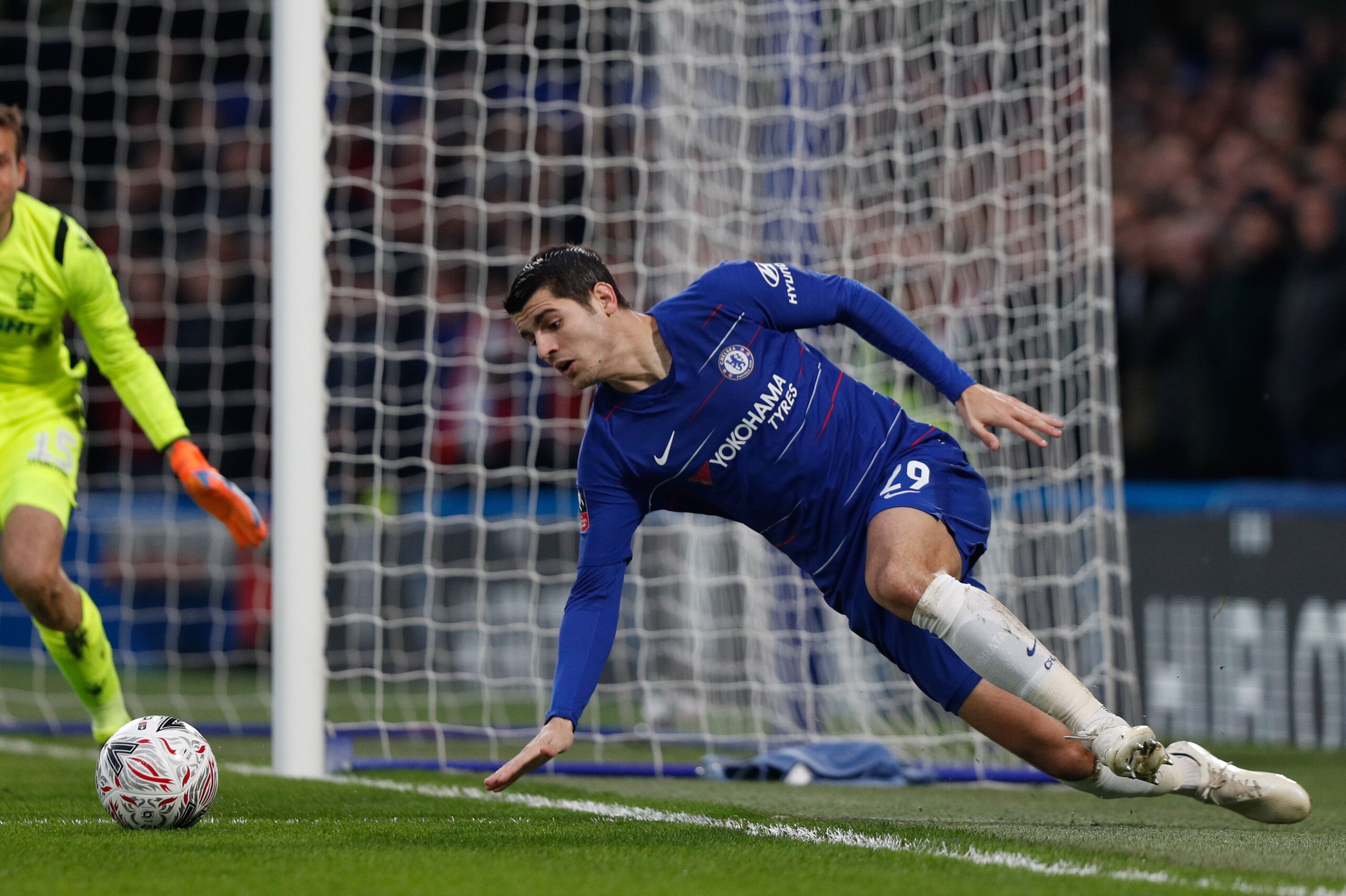 Chelsea's Spanish striker Alvaro Morata (R) tries to keep the ball in play during the English FA Cup third round football match between Chelsea and Nottingham Forest at Stamford Bridge in London on January 5, 2019. (Photo by Adrian DENNIS / AFP) / RESTRIC
