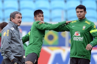 Brazil's Carlos Alberto Parreira (L) speaks with Brazil's forward Neymar (C) and Brazil's defender and captain Thiago Silva during a training session, on June 8, 2013 at the Arena Gremio Stadium in Porto Alegre, Brazil, on the eve of the friendly football