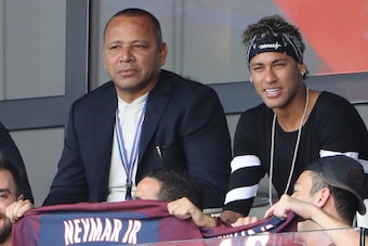 Paris Saint-Germain's Brazilian forward Neymar (C), flanked by his father Neymar Santos (L) and a close friend Jo Amancio, watches the French L1 football match between Paris Saint-Germain (PSG) and Amiens (ASC) at the Parc de Princes Stadium in Paris on A