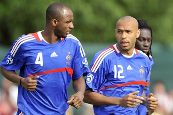French national football team captain Patrick Vieira (L) chats with teammate forward Thierry Henry during a training session, on June 10, 2008, at the Stadium in Chatel-Saint-Denis. France has been drawn in Group C with world champions Italy, the Netherla