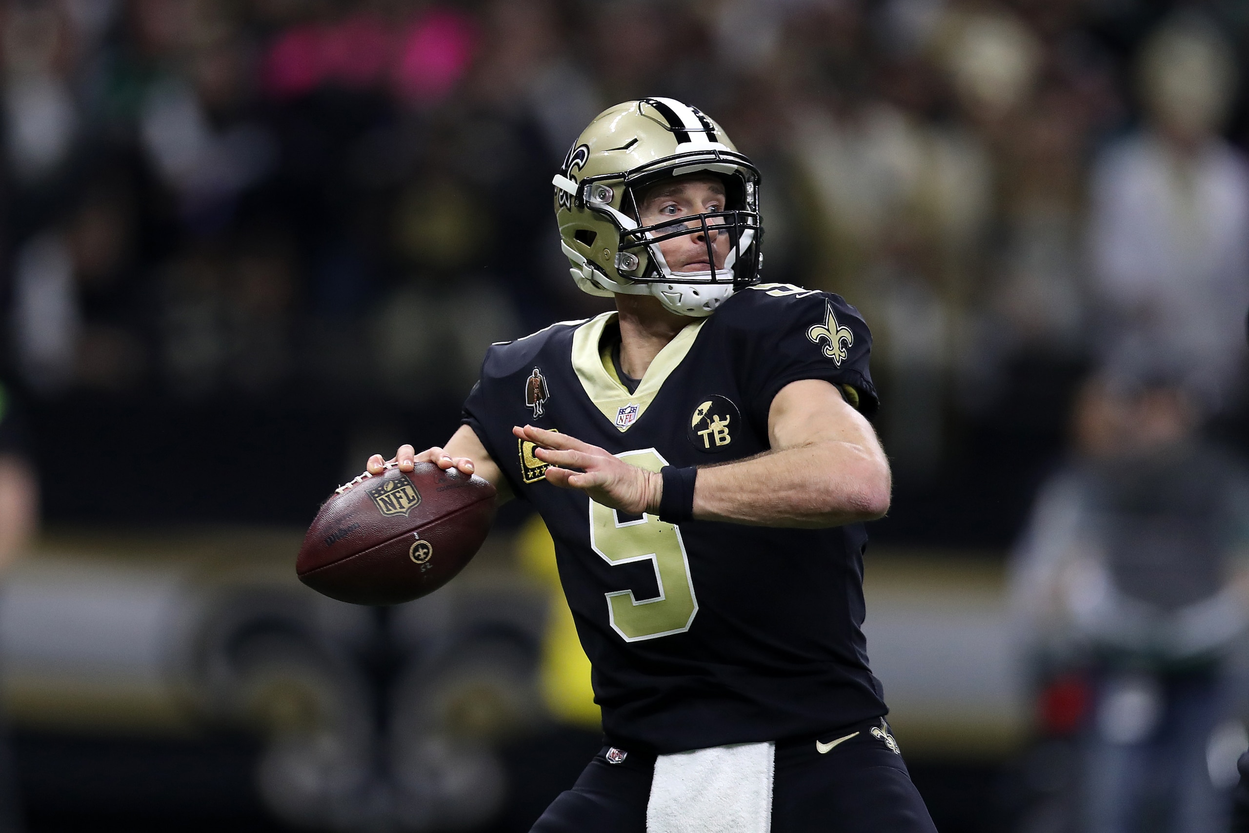 NEW ORLEANS, LOUISIANA - JANUARY 13: Drew Brees #9 of the New Orleans Saints looks to throw a pass  during the NFC Divisional Playoff at the Mercedes Benz Superdome on January 13, 2019 in New Orleans, Louisiana. (Photo by Chris Graythen/Getty Images)
