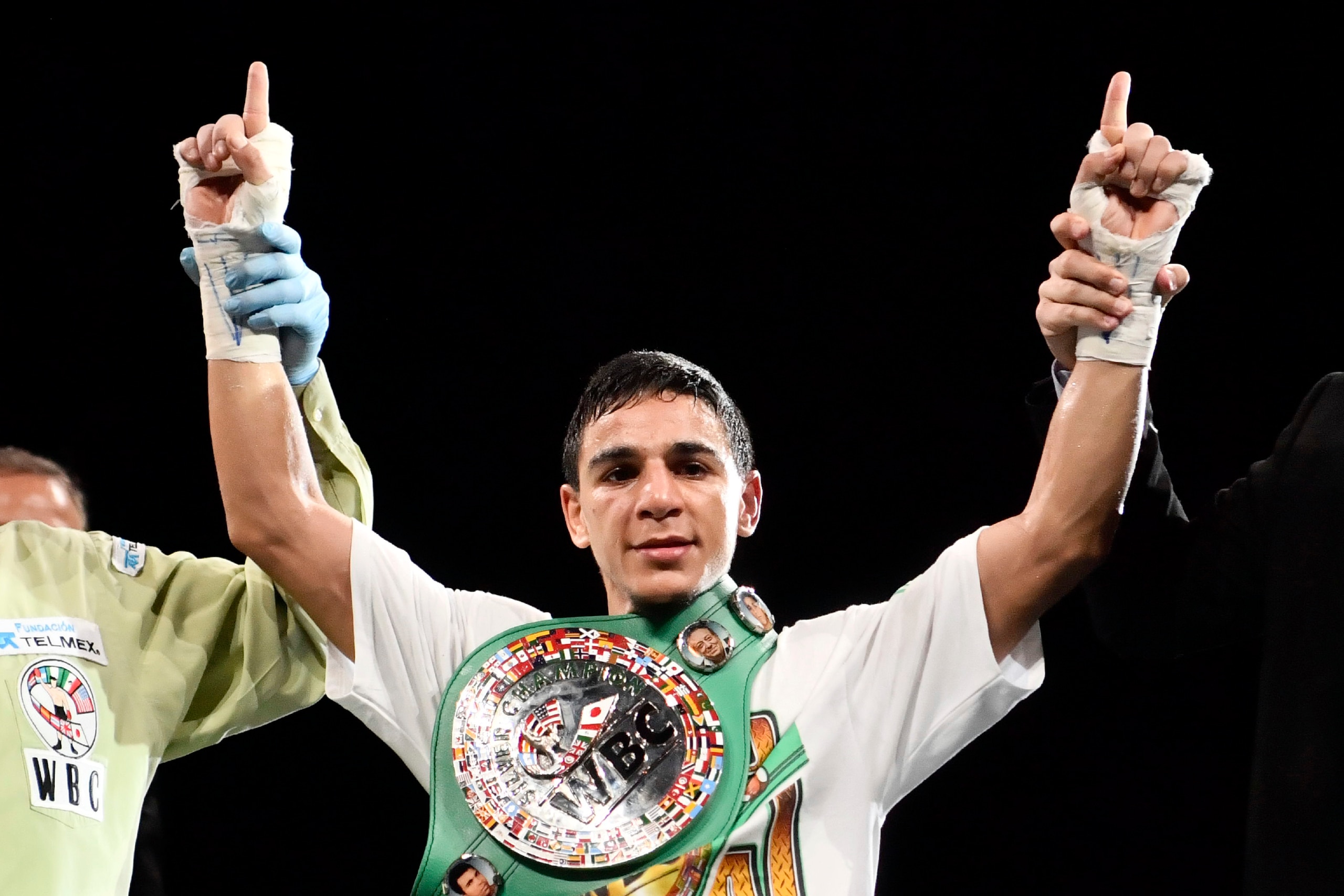 France's Nordine Oubaali celebrates after winning his bantam-weight boxing bout against Philippines' Mark Anthony Geraldo, on December 16, 2017 in Boulogne-Billancourt. / AFP PHOTO / CHRISTOPHE SIMON        (Photo credit should read CHRISTOPHE SIMON/AFP/G