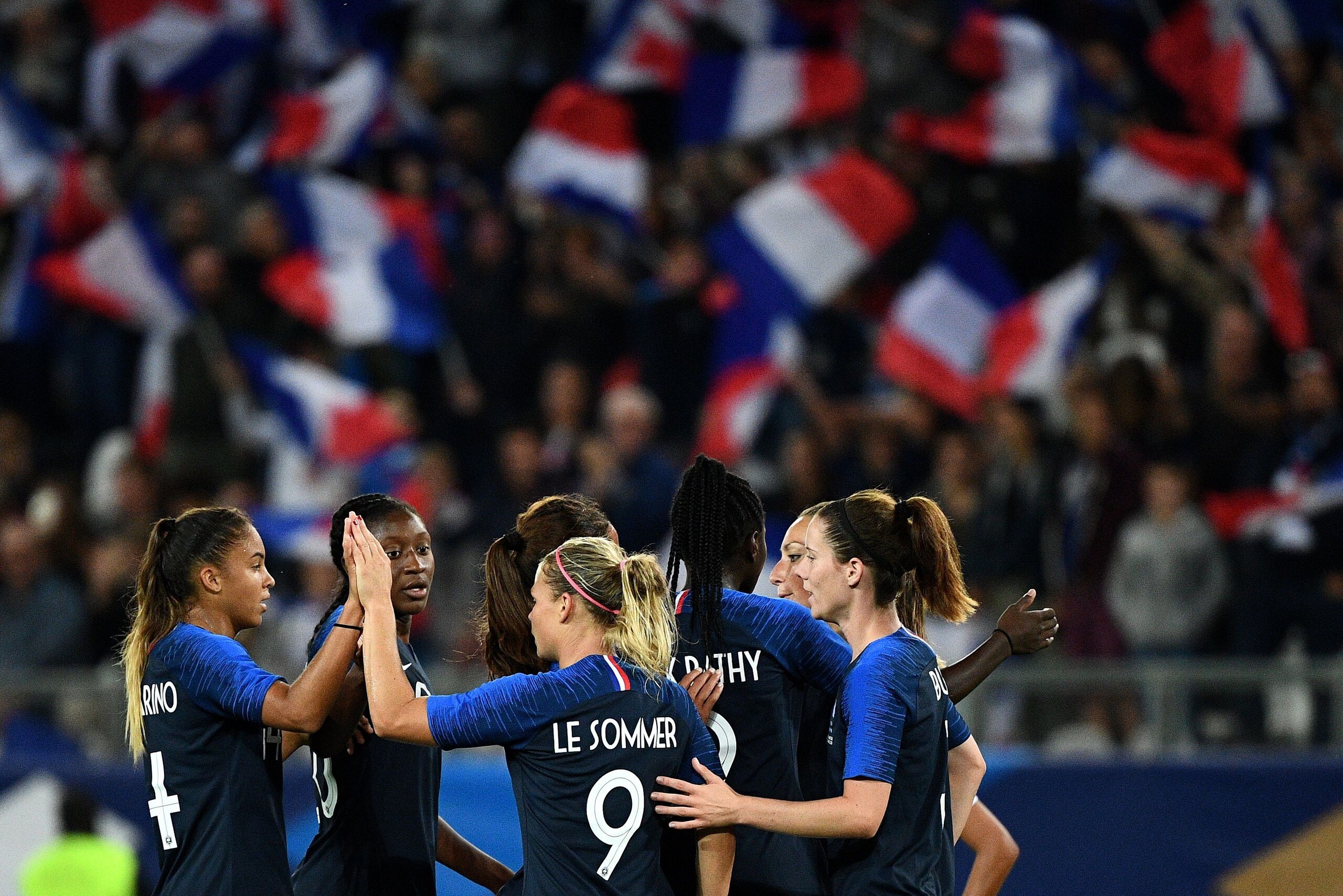 France's forward Eurgenie Le Sommer (C) is congratuled by her teammates after scoring a goal during the friendly football match between France and Mexico, on September 1, 2018 at the Licorne stadium in Amiens, northern France. (Photo by FRANCK FIFE / AFP)