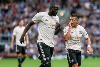 BURNLEY, ENGLAND - SEPTEMBER 02:  Alexis Sanchez and Romelu Lukaku of Manchester United talk during the Premier League match between Burnley FC and Manchester United at Turf Moor on September 2, 2018 in Burnley, United Kingdom.  (Photo by Chloe Knott - Da