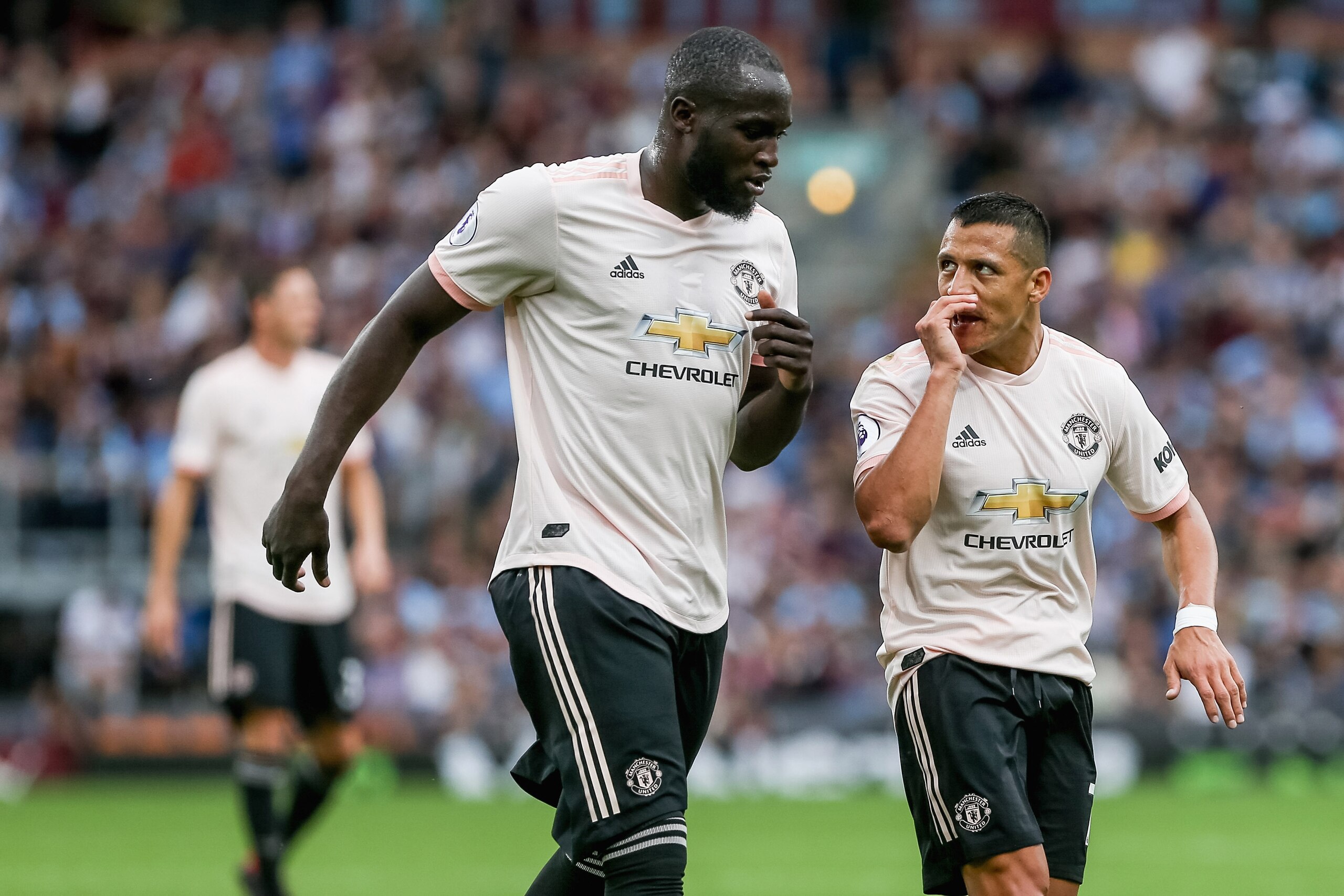 BURNLEY, ENGLAND - SEPTEMBER 02:  Alexis Sanchez and Romelu Lukaku of Manchester United talk during the Premier League match between Burnley FC and Manchester United at Turf Moor on September 2, 2018 in Burnley, United Kingdom.  (Photo by Chloe Knott - Da