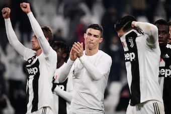 Juventus' Portuguese forward Cristiano Ronaldo (C) and teammates acknowledge fans at the end of the Italian Serie A football match Juventus vs Chievo Verona on January 21, 2019 at the Juventus stadium in Turin. (Photo by Marco BERTORELLO / AFP)        (Ph