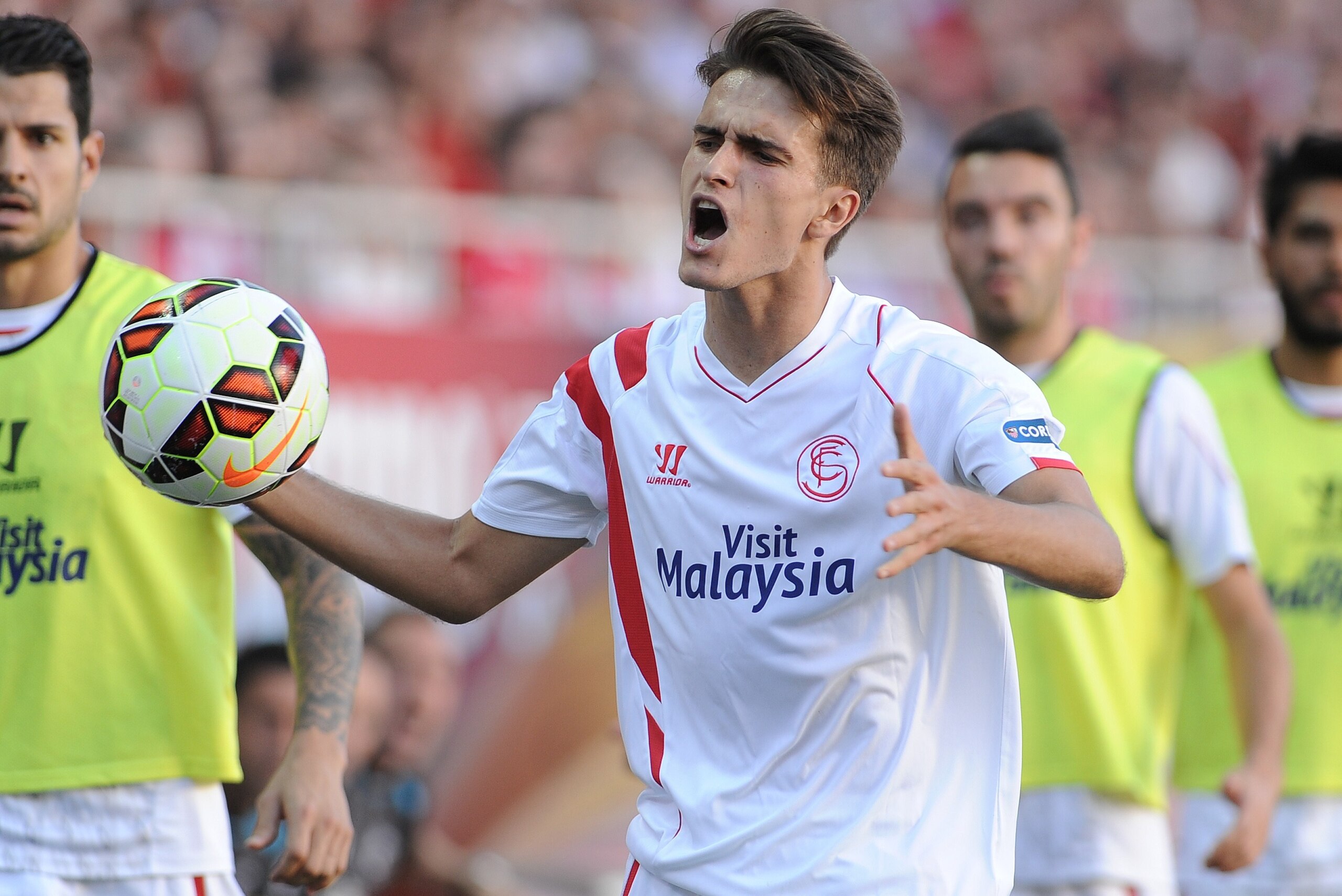 Sevilla's midfielder Denis Suarez (C) shouts during the Spanish league football match Sevilla FC vs UD Almeria at the Ramon Sanchez Pizjuan stadium in Sevilla on May 17, 2015.   AFP PHOTO / CRISTINA QUICLER        (Photo credit should read CRISTINA QUICLE