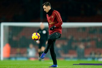 Arsenal's German midfielder Mesut Ozil warms up ahead of the English Premier League football match between Arsenal and Cheslea at the Emirates Stadium in London on January 19, 2019. (Photo by Ian KINGTON / IKIMAGES / AFP) / RESTRICTED TO EDITORIAL USE. No