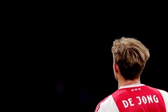 AMSTERDAM, NETHERLANDS - JANUARY 20: Frenkie de Jong of Ajax during the Dutch Eredivisie  match between Ajax v SC Heerenveen at the Johan Cruijff Arena on January 20, 2019 in Amsterdam Netherlands (Photo by David S. Bustamante/Soccrates/Getty Images)