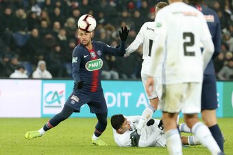 PARIS, FRANCE - JANUARY 23: the action that brings to the injury of Neymar jr of Paris Saint-Germain during the French Cup match between Paris Saint-Germain and RC Strasbourg at Parc des Princes on January 23, 2019 in Paris, France. (Photo by Xavier Lai PARIS, FRANCE - JANUARY 23: the action that brings to the injury of Neymar jr of Paris Saint-Germain during the French Cup match between Paris Saint-Germain and RC Strasbourg at Parc des Princes on January 23, 2019 in Paris, France. (Photo by Xavier Lai