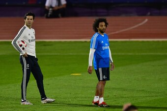 Real Madrid's Argentinian coach Santiago Solari (L) and  Real Madrid's Brazilian defender Marcelo take part in a training session two days before the FIFA Club World Cup semi-final football match Real Madrid x Kashima Antlers at New York University Abu Dh