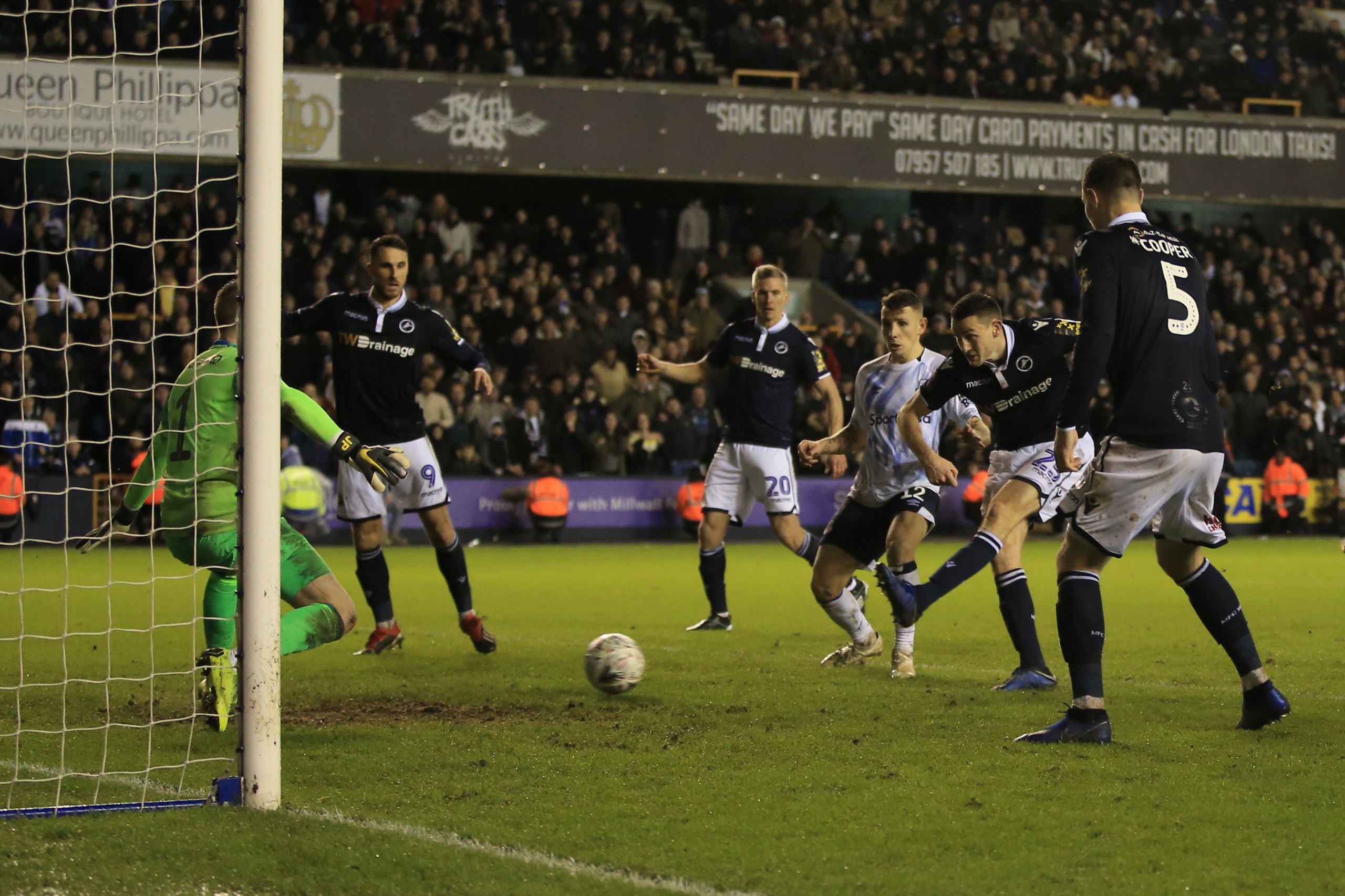 LONDON, ENGLAND - JANUARY 26:  Murray Wallace of Millwall  scores the winning goal during the FA Cup Fourth Round match between Millwall and Everton at The Den on January 26, 2019 in London, United Kingdom. (Photo by Marc Atkins/Getty Images)