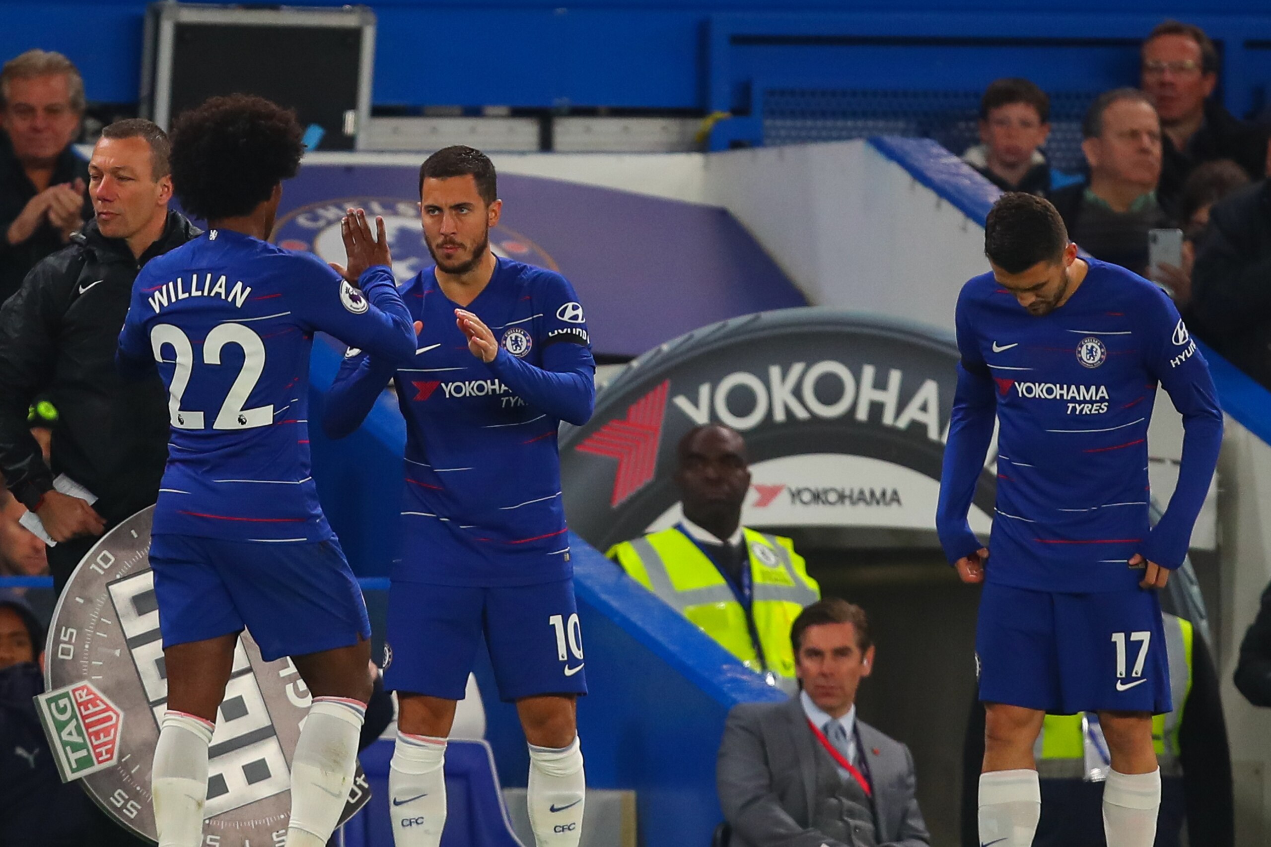 LONDON, ENGLAND - NOVEMBER 04:  Eden Hazard of Chelsea comes on for Pedro of Chelsea during the Premier League match between Chelsea FC and Crystal Palace at Stamford Bridge on November 4, 2018 in London, United Kingdom. (Photo by Robbie Jay Barratt - AMA