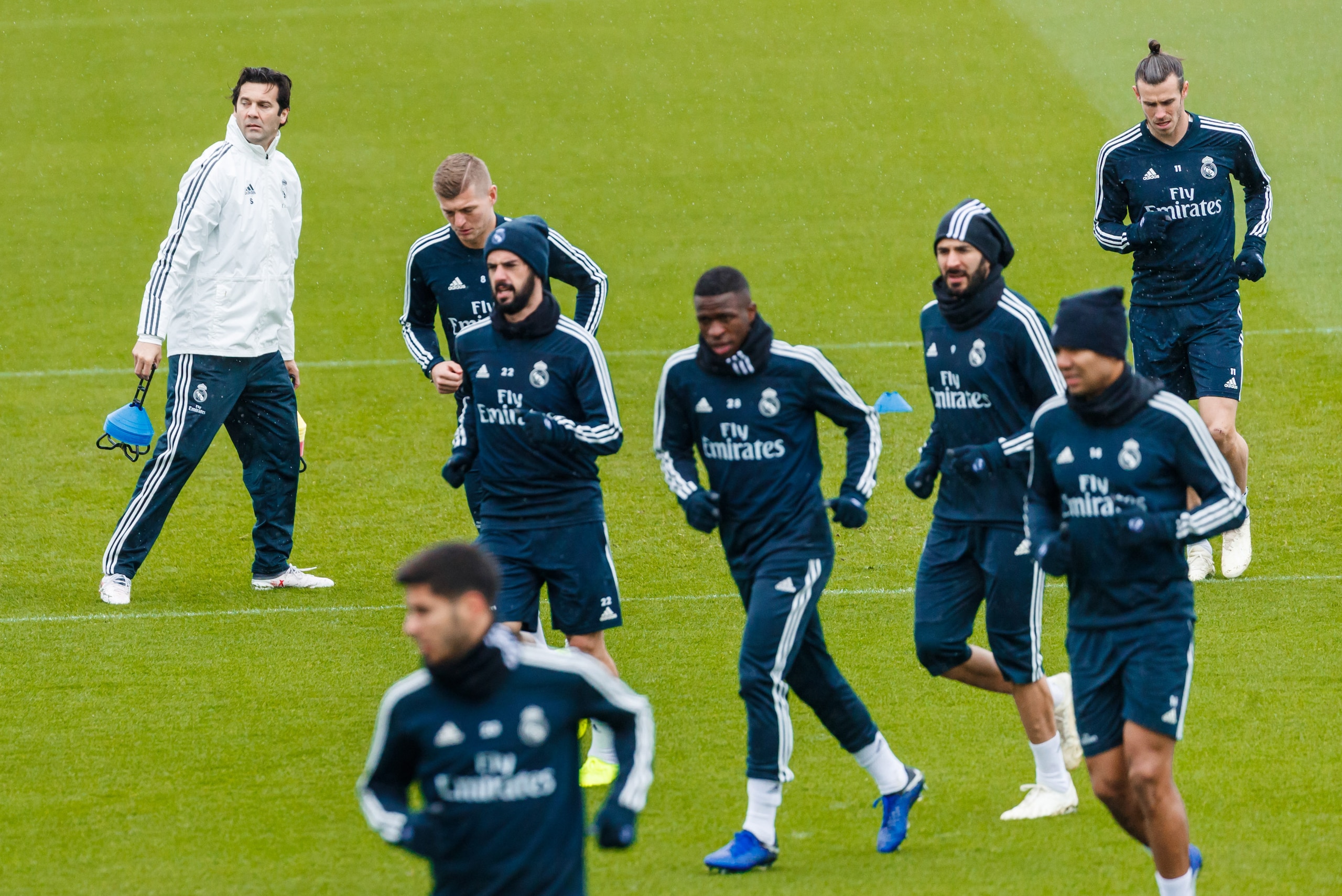 MADRID, SPAIN - OCTOBER 30: Santiago Hernan Solari of Real Madrid and Toni Kroos of Real Madrid, Isco Aalarcon of Real Madrid, Vinicius Jr of Real Madrid, Karim Benzema of Real Madrid and Gareth Bale of Real Madrid look on during the Real Madrid training 