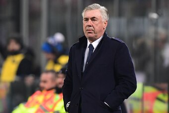 Napoli's Italian coach Carlo Ancelotti looks on during the Italian Serie A football match AC Milan vs Napoli on January 26, 2019 at the San Siro stadium in Milan. (Photo by Miguel MEDINA / AFP)        (Photo credit should read MIGUEL MEDINA/AFP/Getty Imag