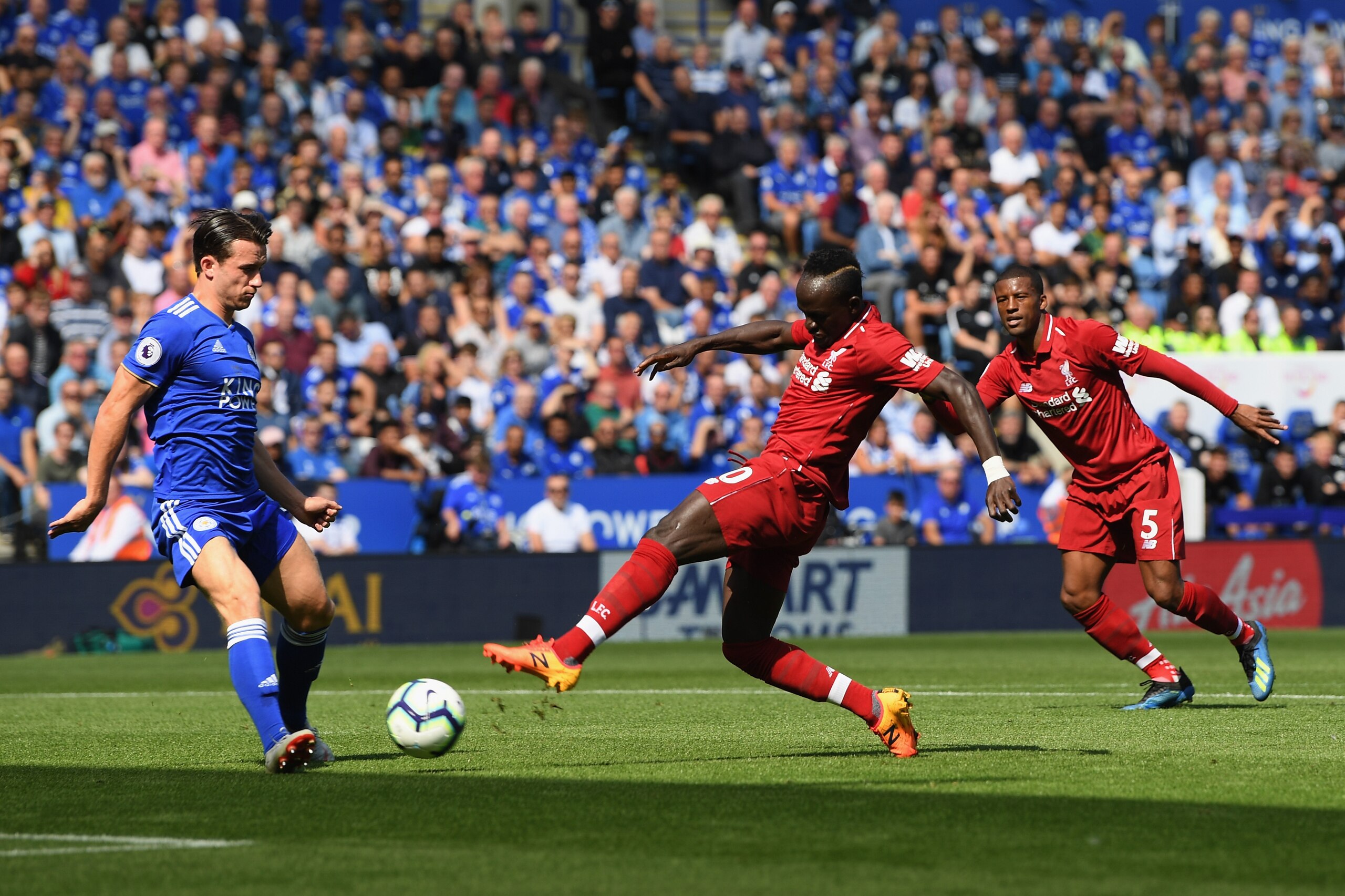 LEICESTER, ENGLAND - SEPTEMBER 01:  Sadio Mane of Liverpool scores during the Premier League match between Leicester City and Liverpool FC at The King Power Stadium on September 1, 2018 in Leicester, United Kingdom.  (Photo by Shaun Botterill/Getty Images