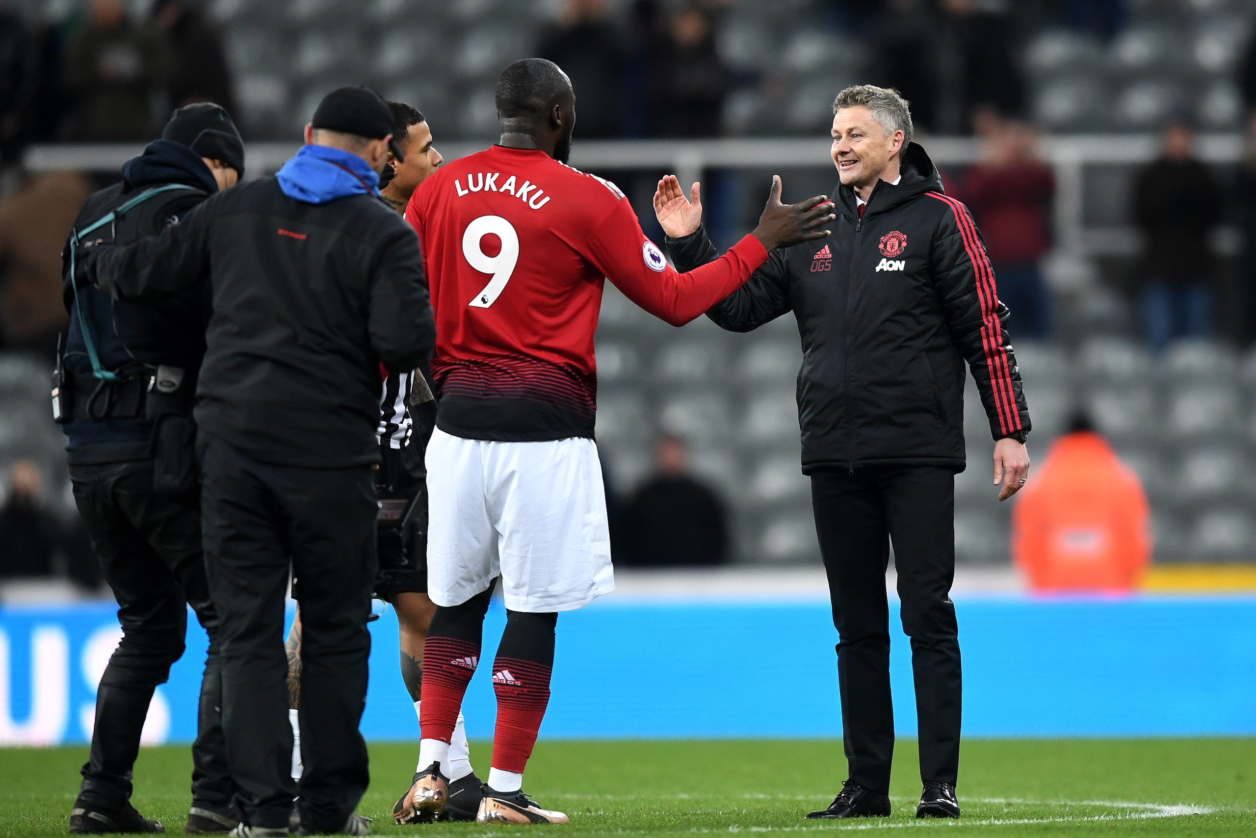 NEWCASTLE UPON TYNE, ENGLAND - JANUARY 02: Romelu Lukaku of Manchester United celebrates victory with Ole Gunnar Solskjaer, Interim Manager of Manchester United after the Premier League match between Newcastle United and Manchester United at St. James Par NEWCASTLE UPON TYNE, ENGLAND - JANUARY 02: Romelu Lukaku of Manchester United celebrates victory with Ole Gunnar Solskjaer, Interim Manager of Manchester United after the Premier League match between Newcastle United and Manchester United at St. James Par