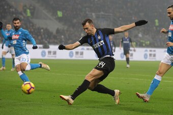MILAN, ITALY - DECEMBER 26:  Ivan Perisic of FC Internazionale kicks the ball and misses a chance of goal during the Serie A match between FC Internazionale and SSC Napoli at Stadio Giuseppe Meazza on December 26, 2018 in Milan, Italy.  (Photo by Emilio A
