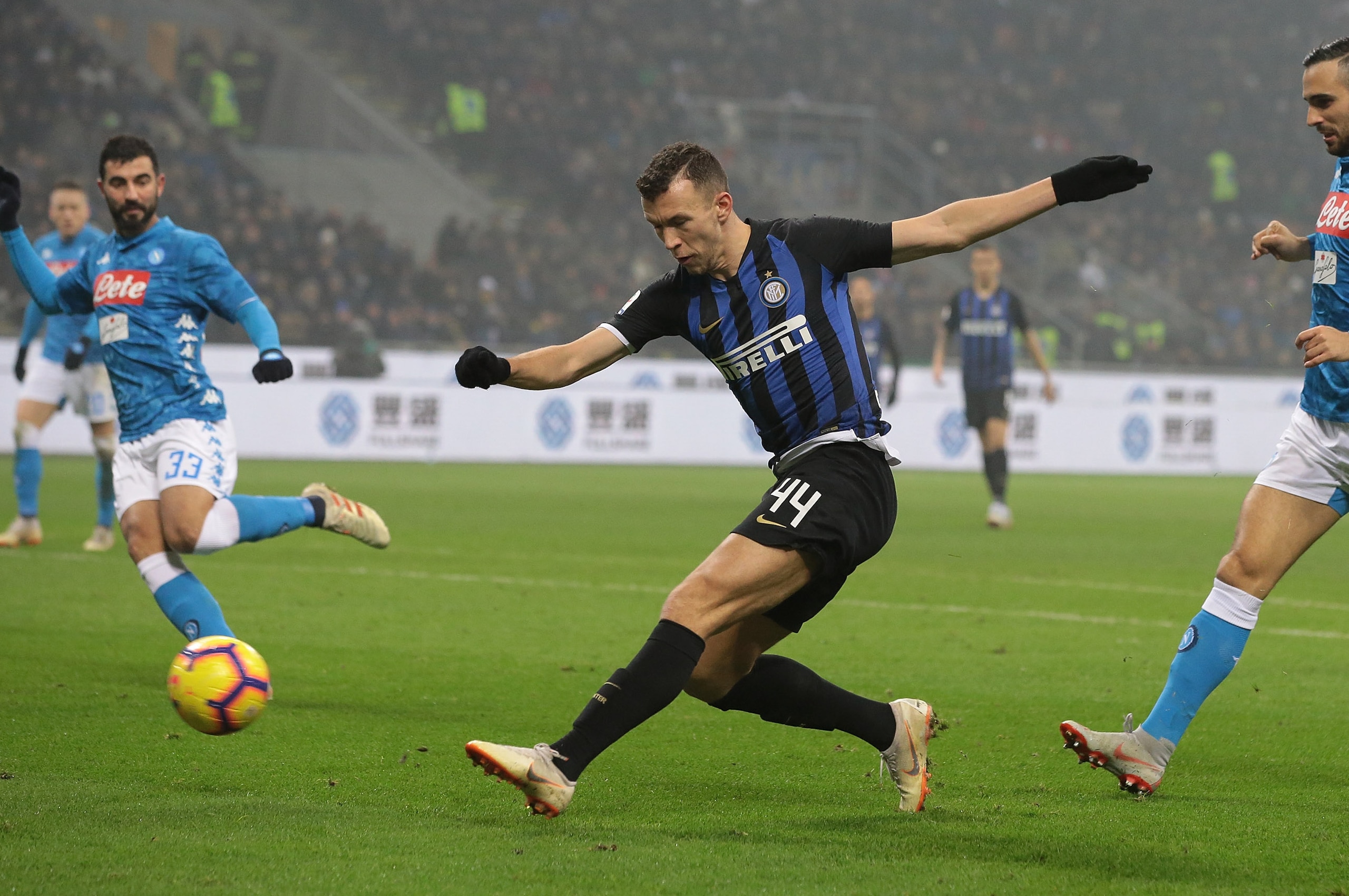 MILAN, ITALY - DECEMBER 26:  Ivan Perisic of FC Internazionale kicks the ball and misses a chance of goal during the Serie A match between FC Internazionale and SSC Napoli at Stadio Giuseppe Meazza on December 26, 2018 in Milan, Italy.  (Photo by Emilio A