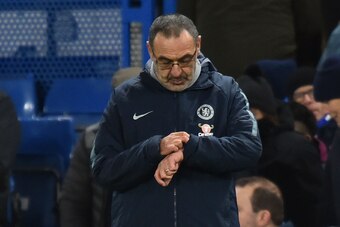 Chelsea's Italian head coach Maurizio Sarri looks at his watch on the touchline during the English FA Cup fourth round football match between Chelsea and Sheffield Wednesday at Stamford Bridge in London on January 27, 2019. (Photo by Glyn KIRK / AFP) / RE