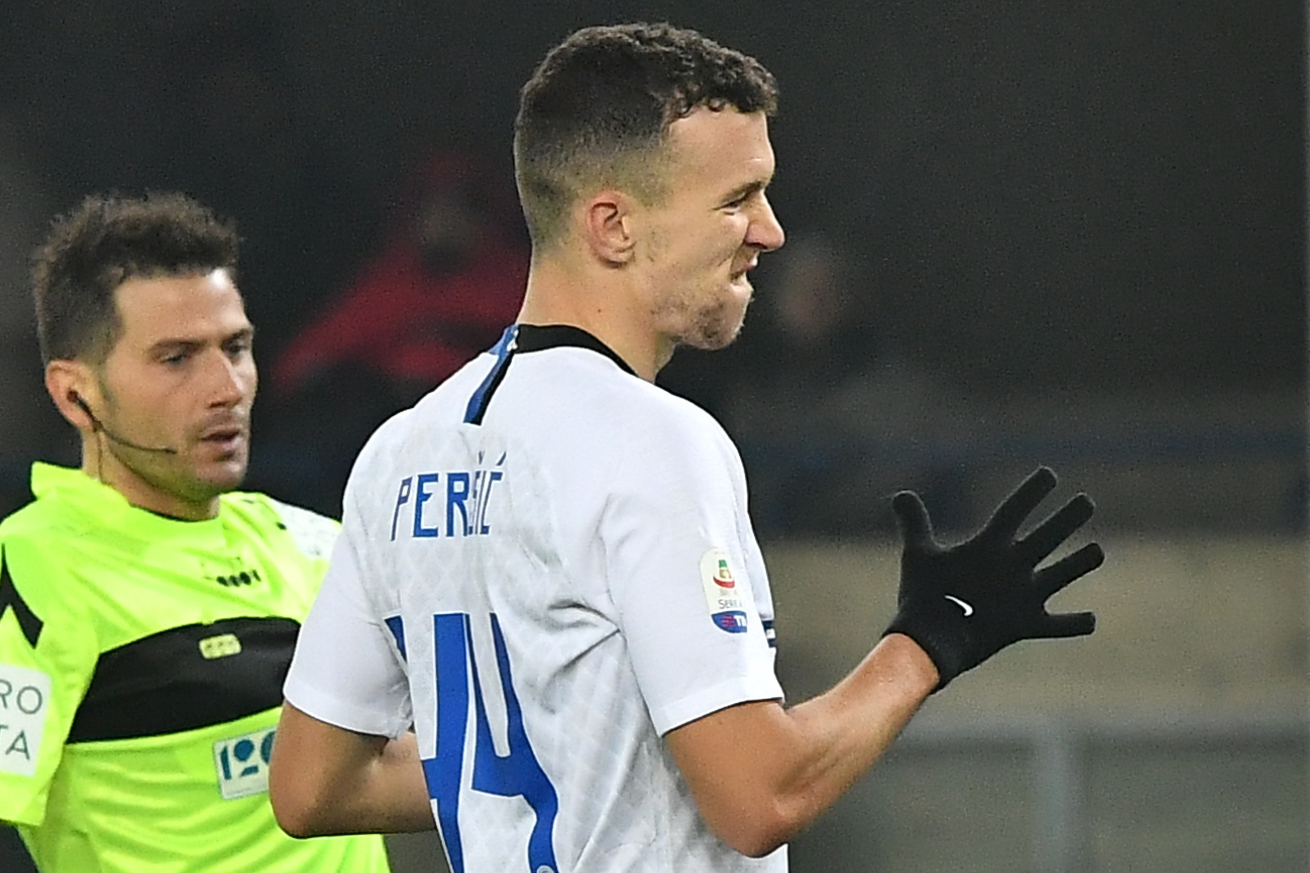 Inter Milan's Croatian midfielder Ivan Perisic (C) reacts next to Italian referee Fabrizio Pasqua during the Italian Serie A Football match Chievo Verona vs Inter Milan at the Marcantonio-Bentegodi stadium in Verona. (Photo by Vincenzo PINTO / AFP)       