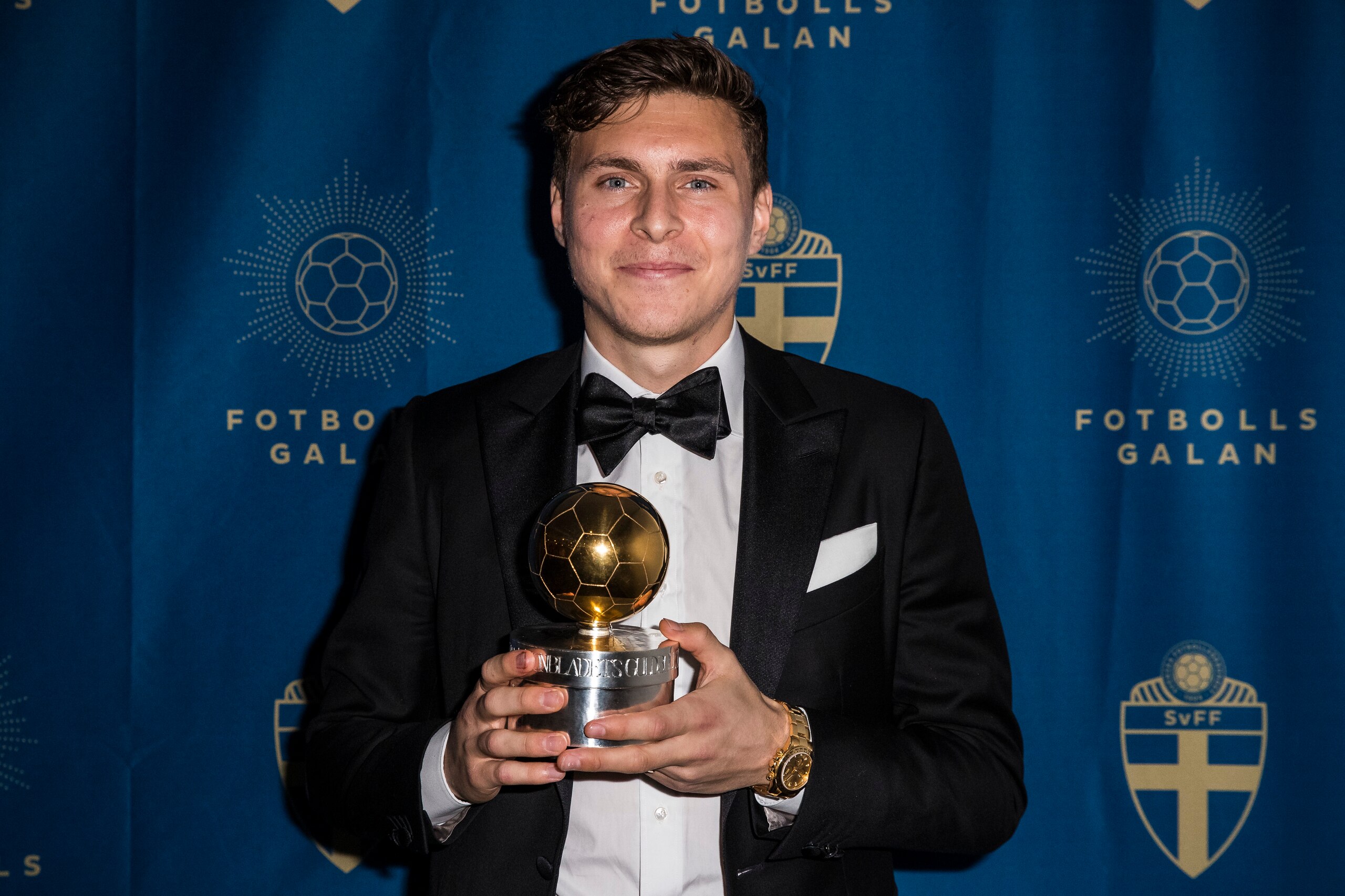 STOCKHOLM, SWEDEN - NOVEMBER 12: Victor Nilsson Lindelof of Manchester United wins the Golden Ball during the Swedish Football Gala at the Ericsson Globe Arena on November 12, 2018 in Stockholm, Sweden. (Photo by MICHAEL CAMPANELLA/Getty Images)