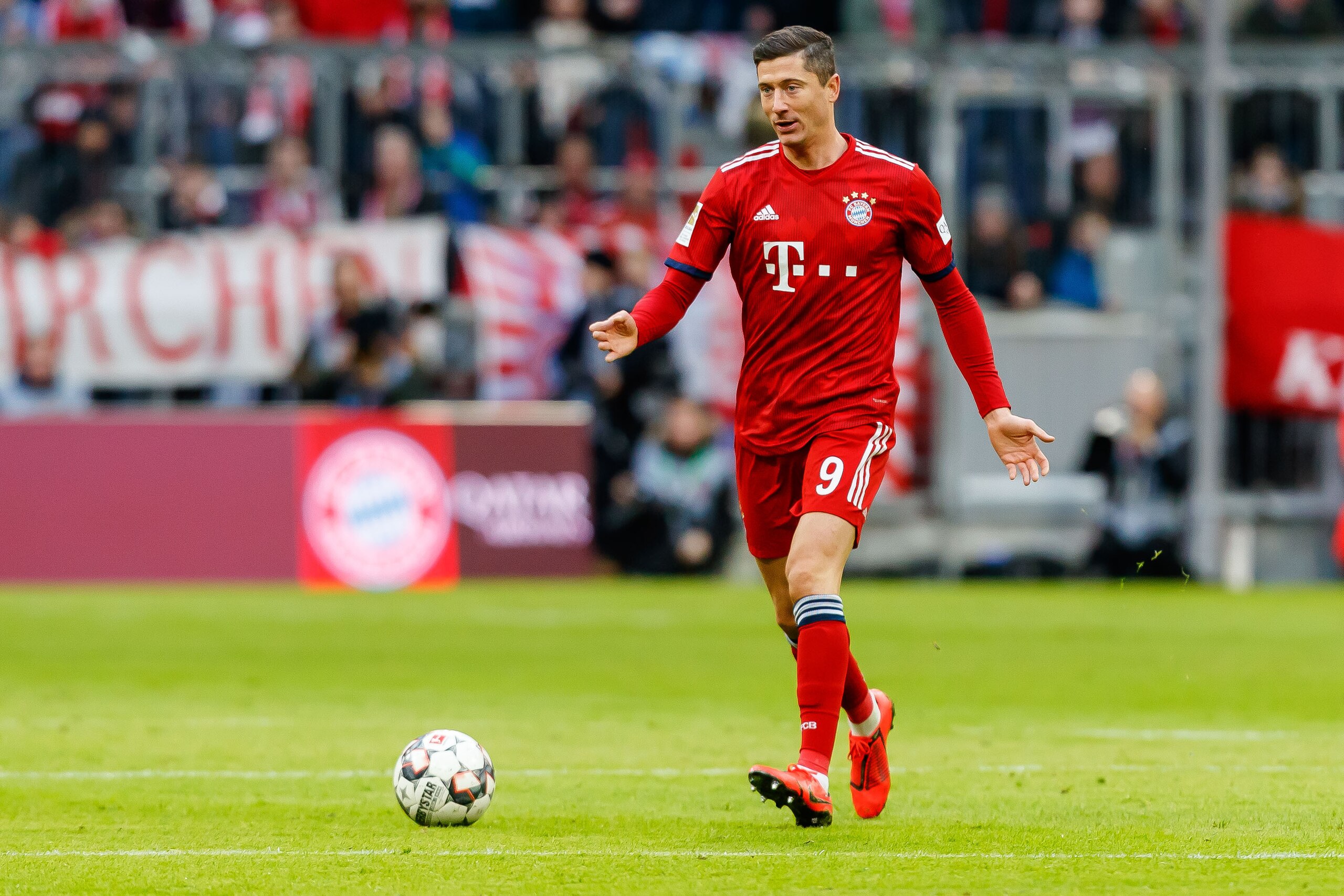 MUNICH, GERMANY - JANUARY 27: Robert Lewandowski of Bayern Muenchen controls the ball during the Bundesliga match between FC Bayern Muenchen and VfB Stuttgart at Allianz Arena on January 27, 2019 in Munich, Germany. (Photo by TF-Images/TF-Images via Getty