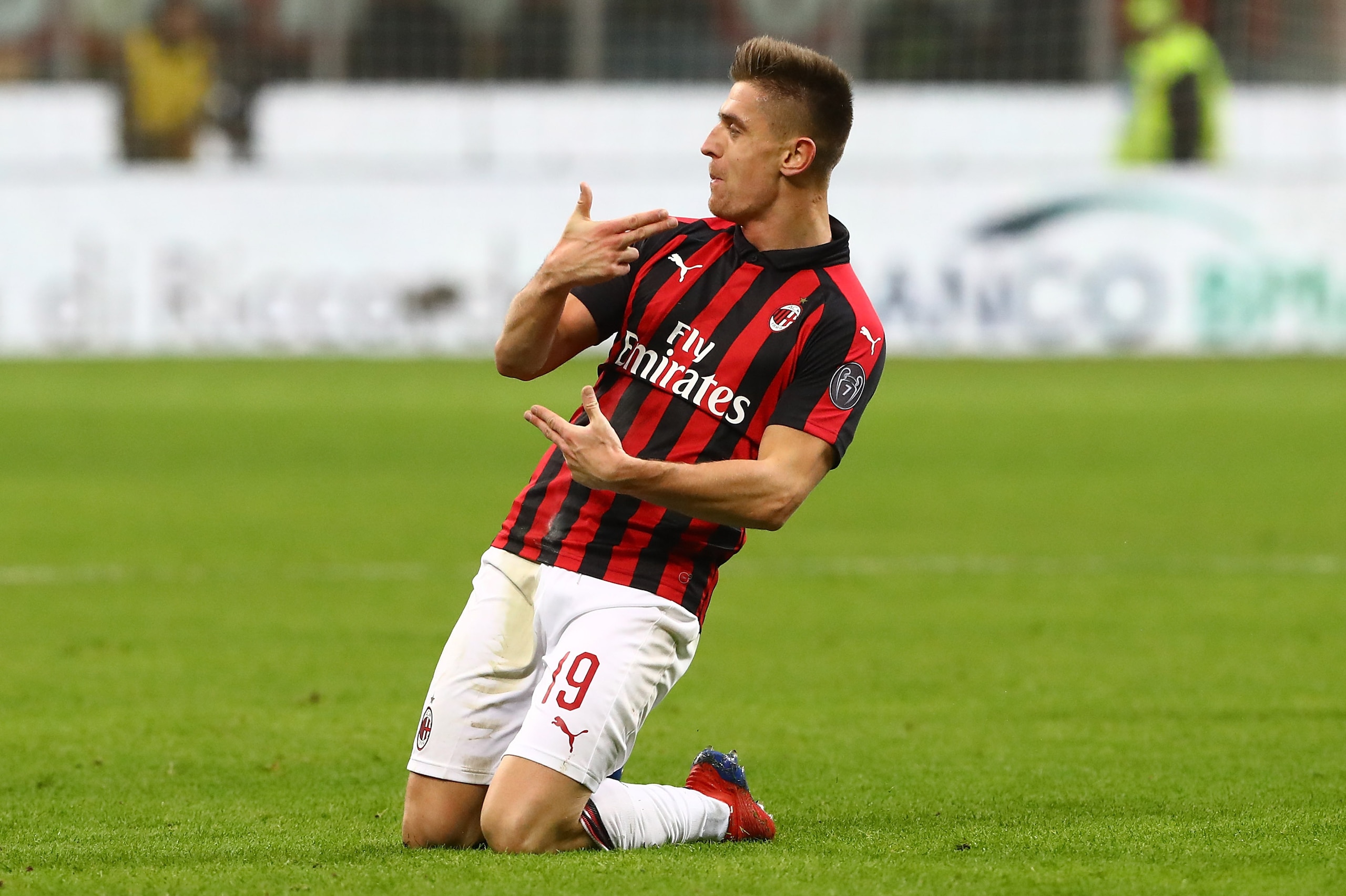 MILAN, ITALY - JANUARY 29:  Krzysztof Piatek of AC Milan celebrates his second goal during the Coppa Italia match between AC Milan and SSC Napoli at Stadio Giuseppe Meazza on January 29, 2019 in Milan, Italy.  (Photo by Marco Luzzani/Getty Images)