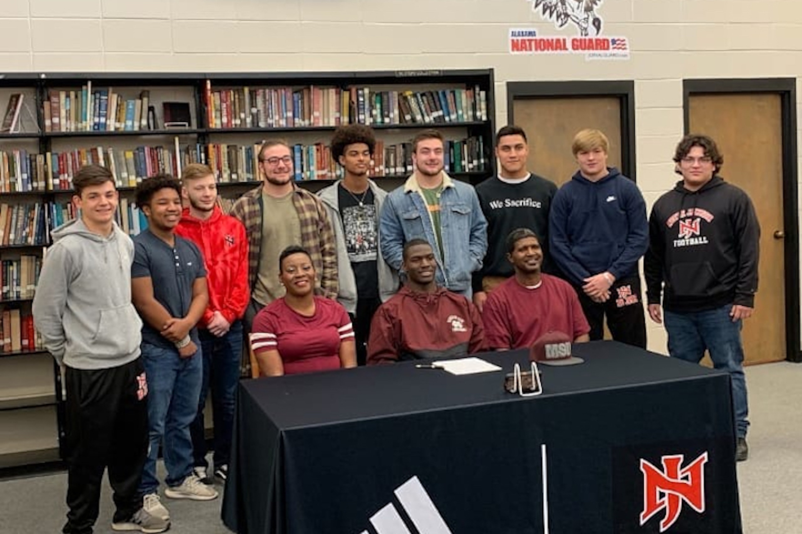 Lee Witherspoon, flanked by his mother, Diane, and his father, Larry, at his signing ceremony.