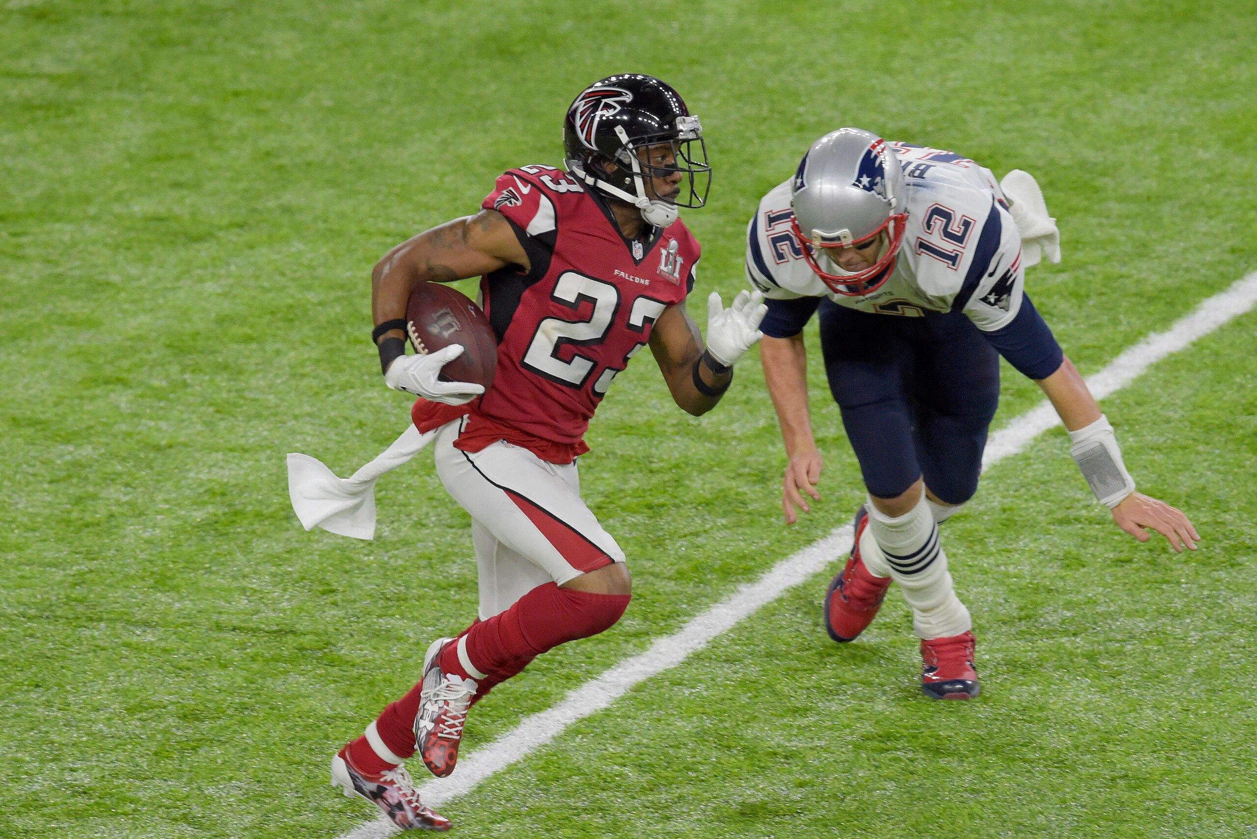 HOUSTON, TX - FEBRUARY 05:   Robert Alford #23 of the Atlanta Falcons returns an interception for a touchdown against the New England Patriots during Super Bowl 51 at NRG Stadium on February 5, 2017 in Houston, Texas. The Patriots defeat the Atlanta Falco