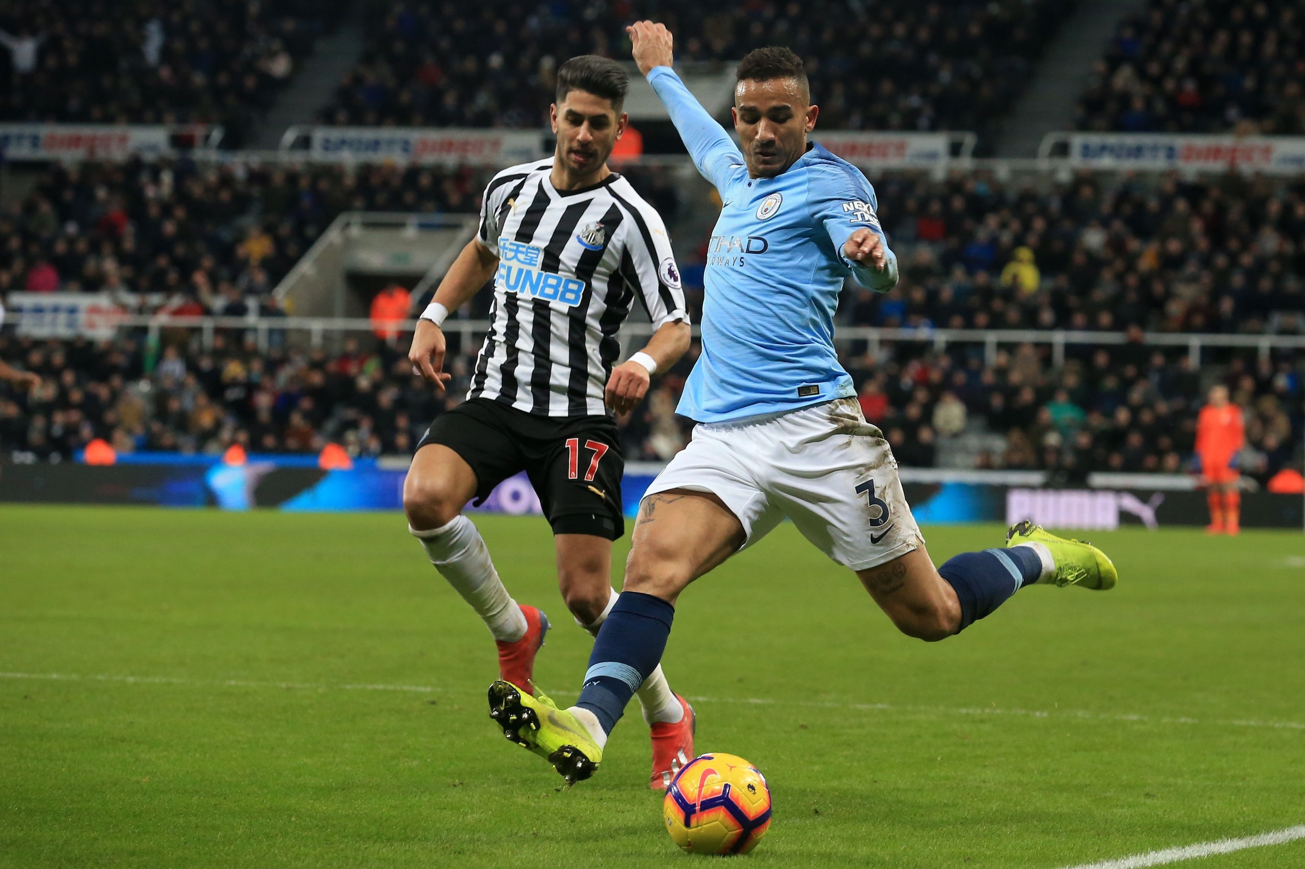 Manchester City's Brazilian defender Danilo (R) vies with Newcastle United's Spanish striker Ayoze Perez (L) during the English Premier League football match between Newcastle United and Manchester City at St James' Park in Newcastle-upon-Tyne, north east
