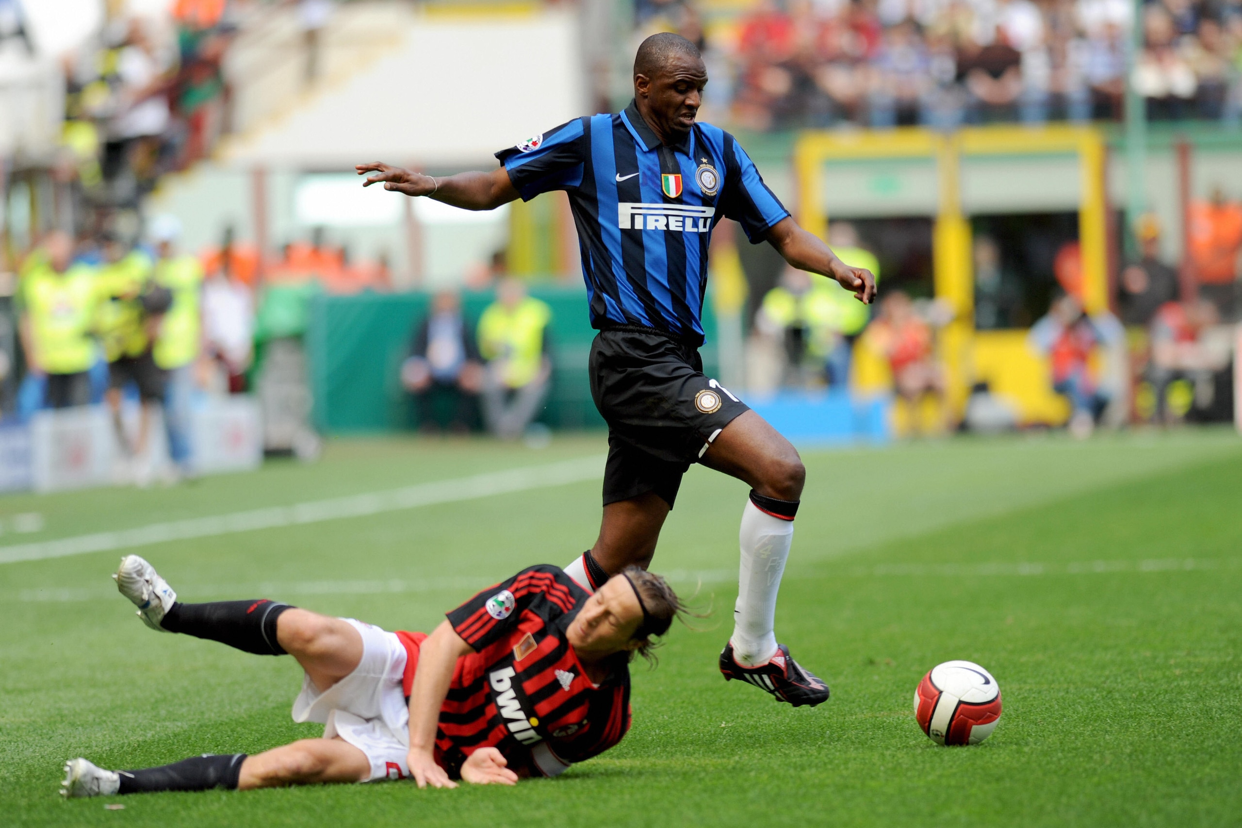 Inter Milan's (R) France midfielder Patrick Vieira challangesh AC Milan's midfielder Massimo Ambrosini during  their 'Serie A'  football match AC Milan versus Inter Milan at San Siro Stadium in Milan on May 4, 2008. AFP PHOTO / GIUSEPPE CACACE (Photo cred
