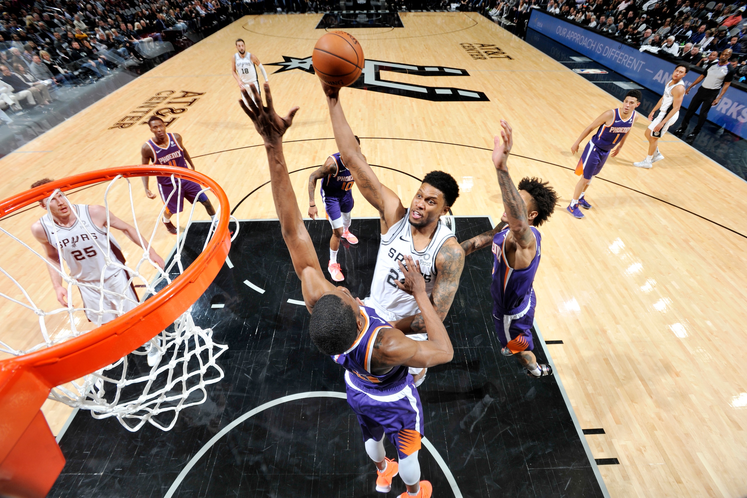 SAN ANTONIO, TX - JANUARY 29:  Rudy Gay #22 of the San Antonio Spurs shoots the ball against the Phoenix Suns on January 29, 2019 at the AT&T Center in San Antonio, Texas. NOTE TO USER: User expressly acknowledges and agrees that, by downloading and or us