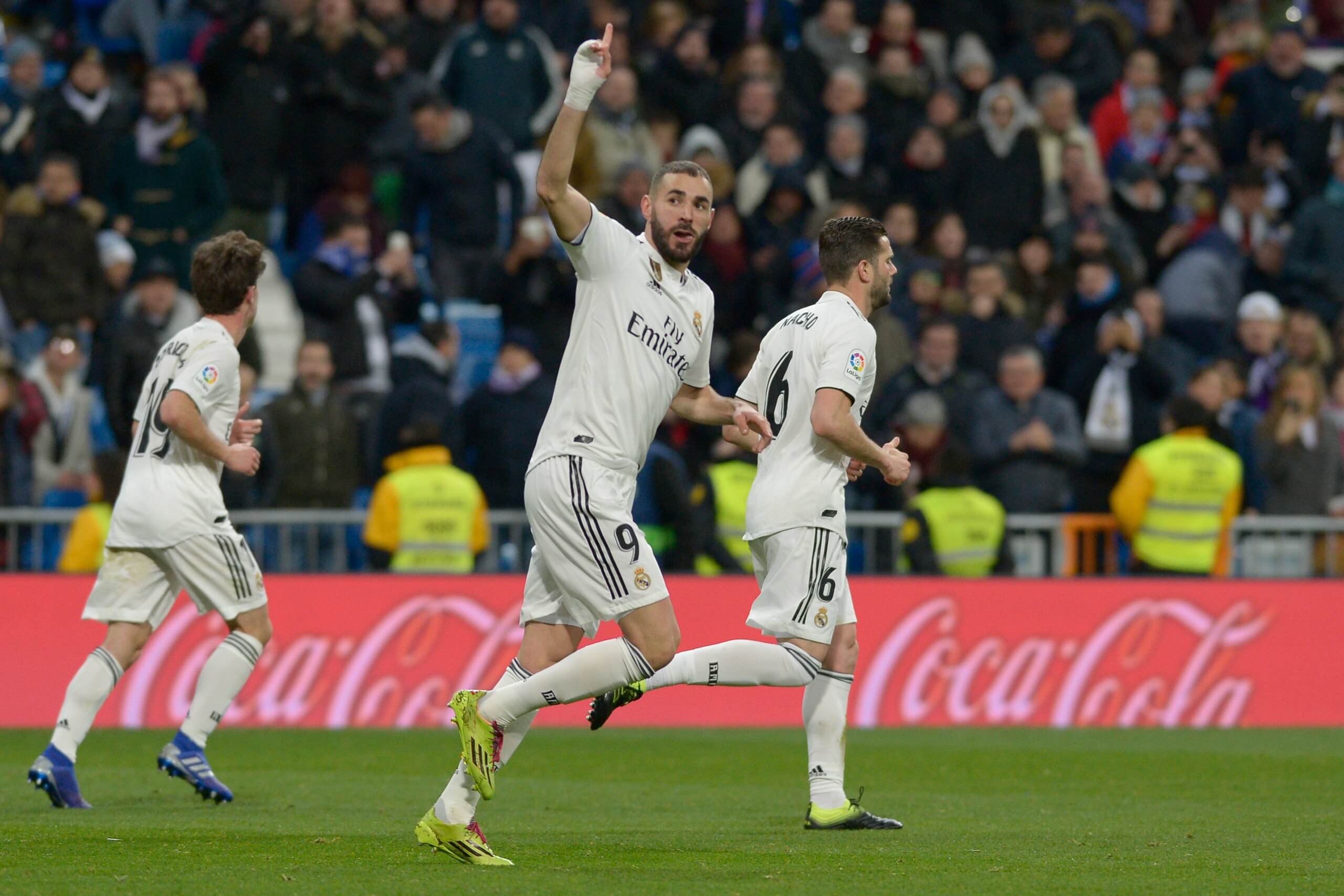 MADRID, SPAIN - FEBRUARY 03: Karim Benzema of Real Madrid celebrates after the first goal during the La Liga match between Real Madrid CF and Deportivo Alaves at Estadio Santiago Bernabeu on February 3, 2019 in Madrid, Spain. (Photo by Patricio Realpe/Age
