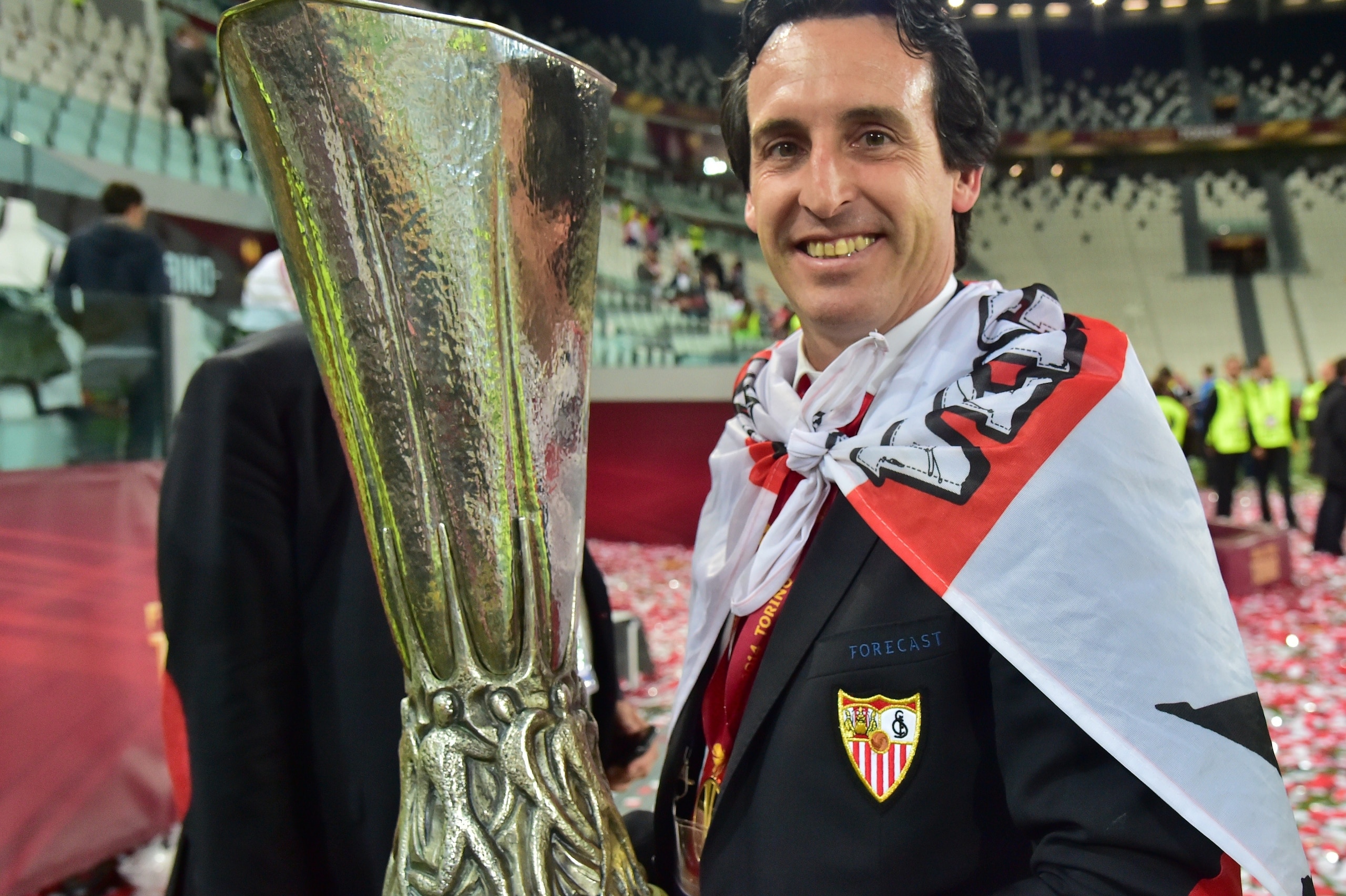 Sevilla's coach Unai Emery poses with the trophy after winning the UEFA Europa league final football match between Benfica and Sevilla on May 14, 2014 at the Juventus stadium in Turin.   
 AFP PHOTO / GIUSEPPE CACACE        (Photo credit should read GIUSE