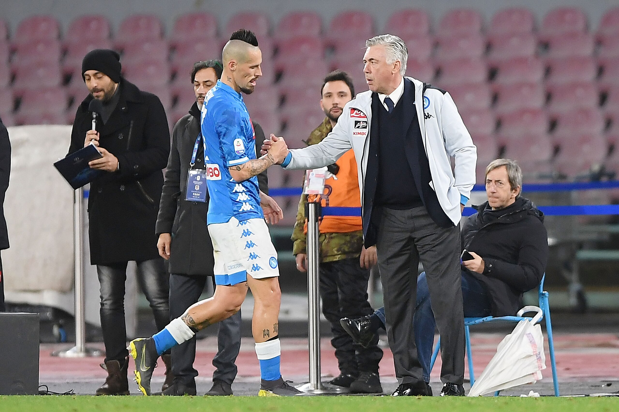 NAPLES, ITALY - FEBRUARY 02:  Coach of SSC Napoli Carlo Ancelotti and player Marek Hamsik during the Serie A match between SSC Napoli and UC Sampdoria at Stadio San Paolo on February 2, 2019 in Naples, Italy.  (Photo by Francesco Pecoraro/Getty Images)