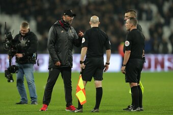 LONDON, ENGLAND - FEBRUARY 04: Jurgen Klopp, Manager of Liverpool speaks to referee Kevin Friend and assistant referees Matthew Wilkes and Simon Beck following the during the Premier League match between West Ham United and Liverpool FC at London Stadium 