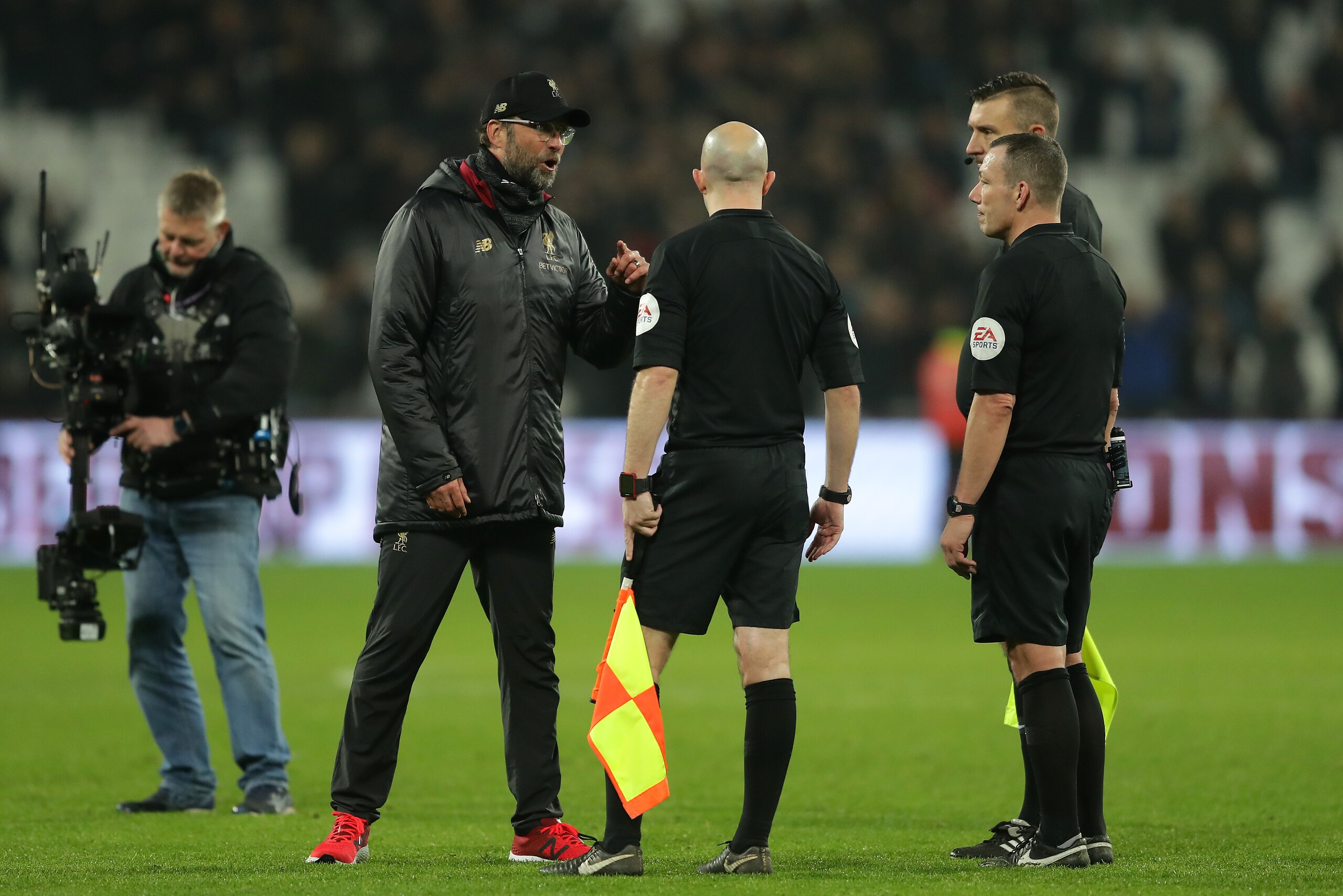 LONDON, ENGLAND - FEBRUARY 04: Jurgen Klopp, Manager of Liverpool speaks to referee Kevin Friend and assistant referees Matthew Wilkes and Simon Beck following the during the Premier League match between West Ham United and Liverpool FC at London Stadium 