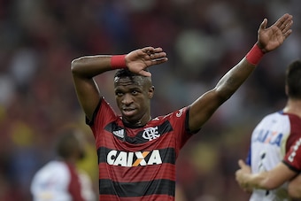 RIO DE JANEIRO, BRAZIL - JUNE 10: Vinicius Junior of Flamengo celebrates the victory in the match between Flamengo and Parana Clube as part of Brasileirao Series A 2018 at Maracana Stadium on June 10, 2018 in Rio de Janeiro, Brazil. (Photo by Alexandre Lo