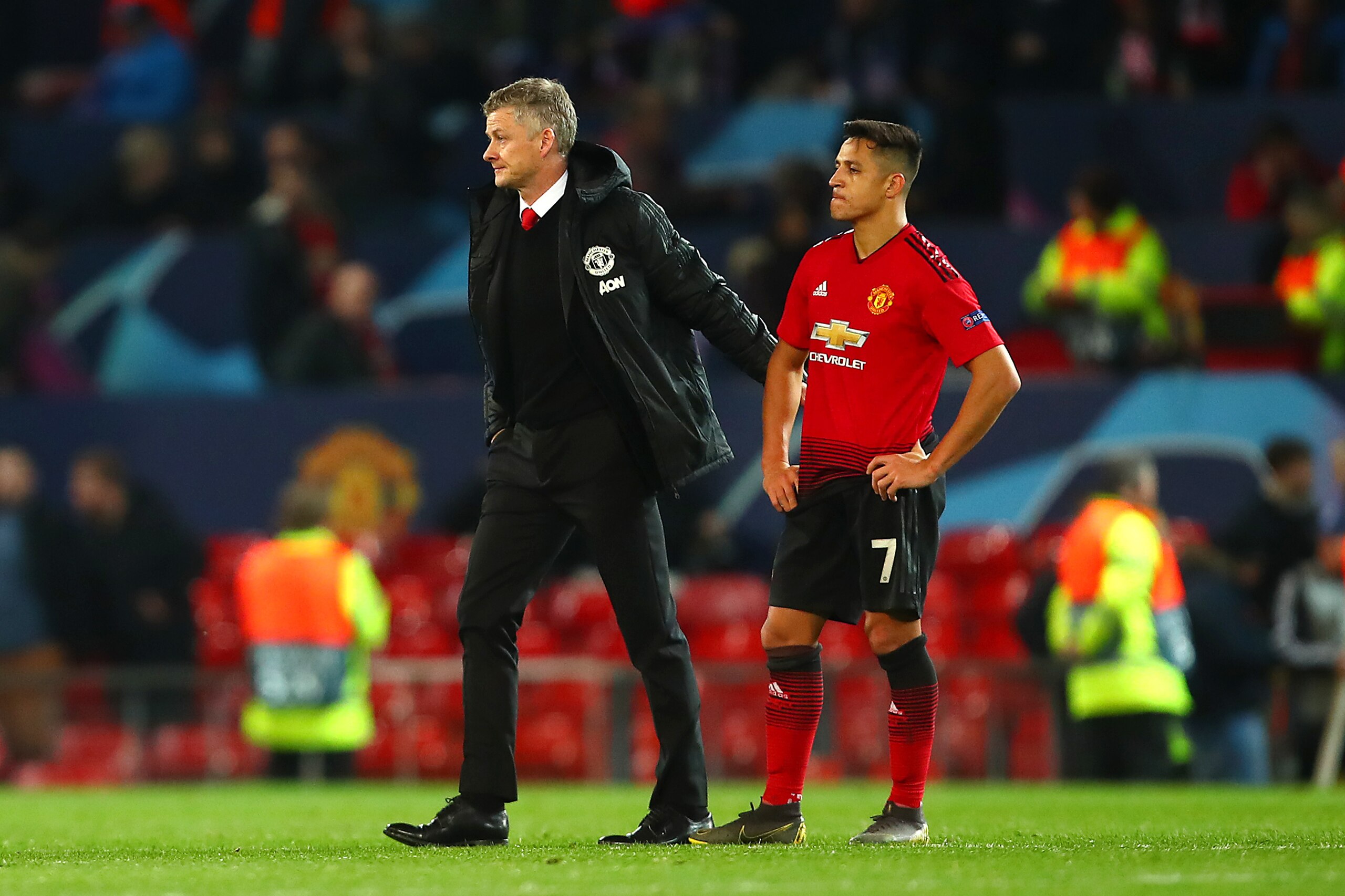 MANCHESTER, ENGLAND - FEBRUARY 12: Manchester United Head Coach / Manager Ole Gunnar Solskjaer consoles Alexis Sanchez of Manchester United at the end of the UEFA Champions League Round of 16 First Leg match between Manchester United and Paris Saint-Ger MANCHESTER, ENGLAND - FEBRUARY 12: Manchester United Head Coach / Manager Ole Gunnar Solskjaer consoles Alexis Sanchez of Manchester United at the end of the UEFA Champions League Round of 16 First Leg match between Manchester United and Paris Saint-Ger