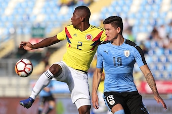 Colombia's Carlos Cuesta (L) vies for the ball with Uruguay's Darwin Nunez (R) during their South American U-20 football match at El Teniente stadium in Rancagua, Chile on February 10, 2019. (Photo by CLAUDIO REYES / AFP)        (Photo credit should read 