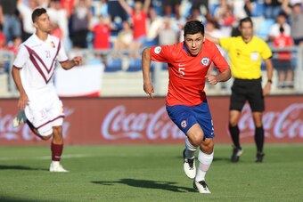 Chile's Tomas Alarcon celebrates after scoring against Venezuela during their South American U-20 football match at El Teniente stadium in Rancagua, on January 19, 2019. (Photo by CLAUDIO REYES / AFP)        (Photo credit should read CLAUDIO REYES/AFP/Get
