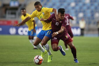 Brazil's Marquinhos Cipriano (L) vies for the ball with Venezuela's Samuel Sosa during their South American U-20 football match at El Teniente stadium in Rancagua, Chile on January 21, 2019. (Photo by CLAUDIO REYES / AFP)        (Photo credit should read 