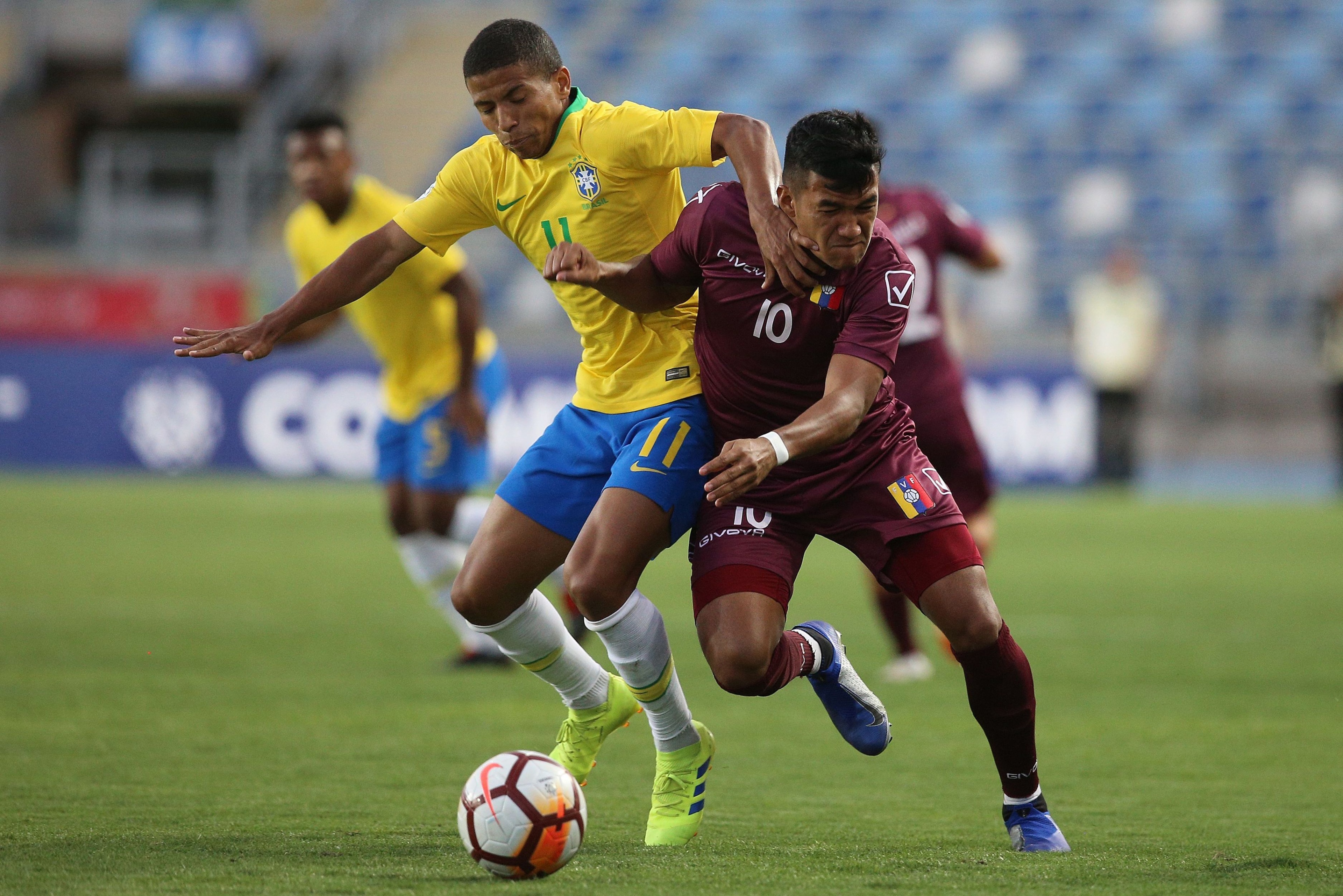 Brazil's Marquinhos Cipriano (L) vies for the ball with Venezuela's Samuel Sosa during their South American U-20 football match at El Teniente stadium in Rancagua, Chile on January 21, 2019. (Photo by CLAUDIO REYES / AFP)        (Photo credit should read 