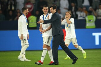 ABU DHABI, UNITED ARAB EMIRATES - DECEMBER 22:  Gareth Bale of Real Madrid celebrates with Santiago Solari the head coach / manager of Real Madrid at the end of the FIFA Club World Cup UAE final match between Real Madrid and Al Ain at Sheikh Zayed Stadium