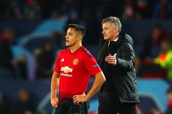 MANCHESTER, ENGLAND - FEBRUARY 12:   Manchester United Head Coach / Manager Ole Gunnar Solskjaer consoles Alexis Sanchez of Manchester United at the end of the UEFA Champions League Round of 16 First Leg match between Manchester United and Paris Saint-Ger