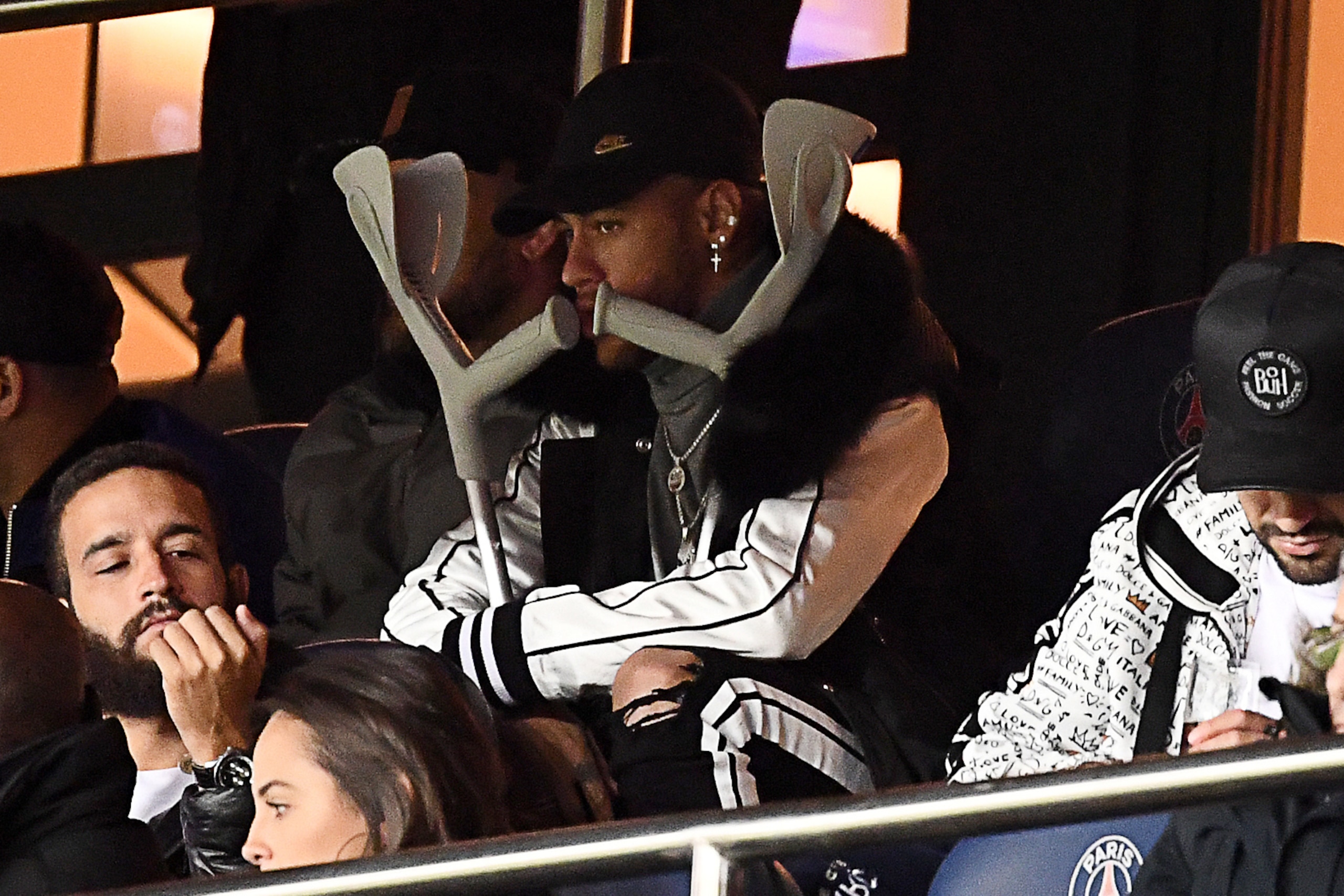 Paris Saint-Germain's Brazilian forward Neymar (C) attends the French L1 football match between Paris Saint-Germain (PSG) and FC Girondins de Bordeaux at the Parc des Princes stadium, in Paris, on February 9, 2019. (Photo by FRANCK FIFE / AFP)        (Pho